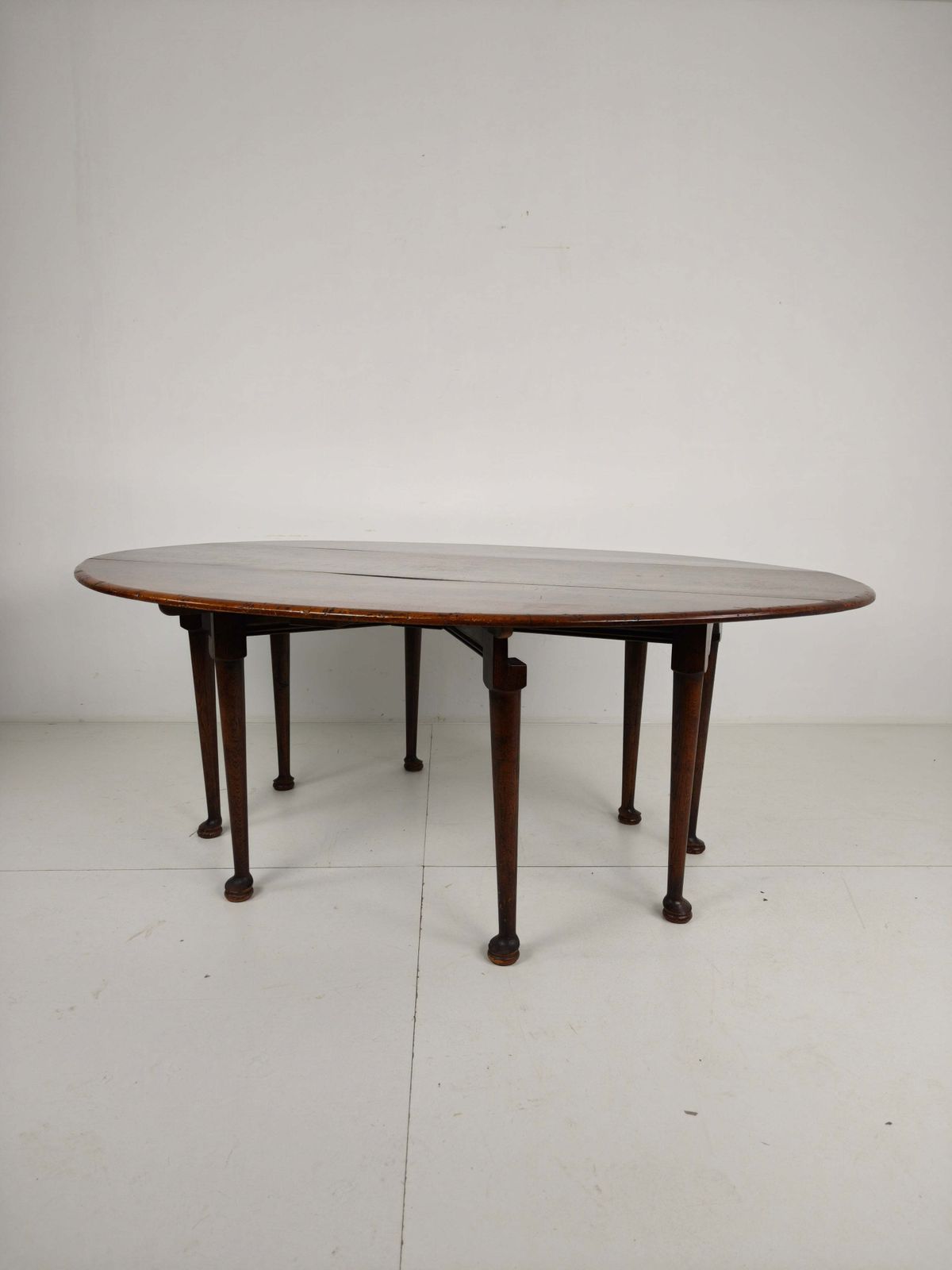 photo furniture Antique English Drop Leaf Dining Table – Victorian – 8 Legs – Oval Shape – Seats 8