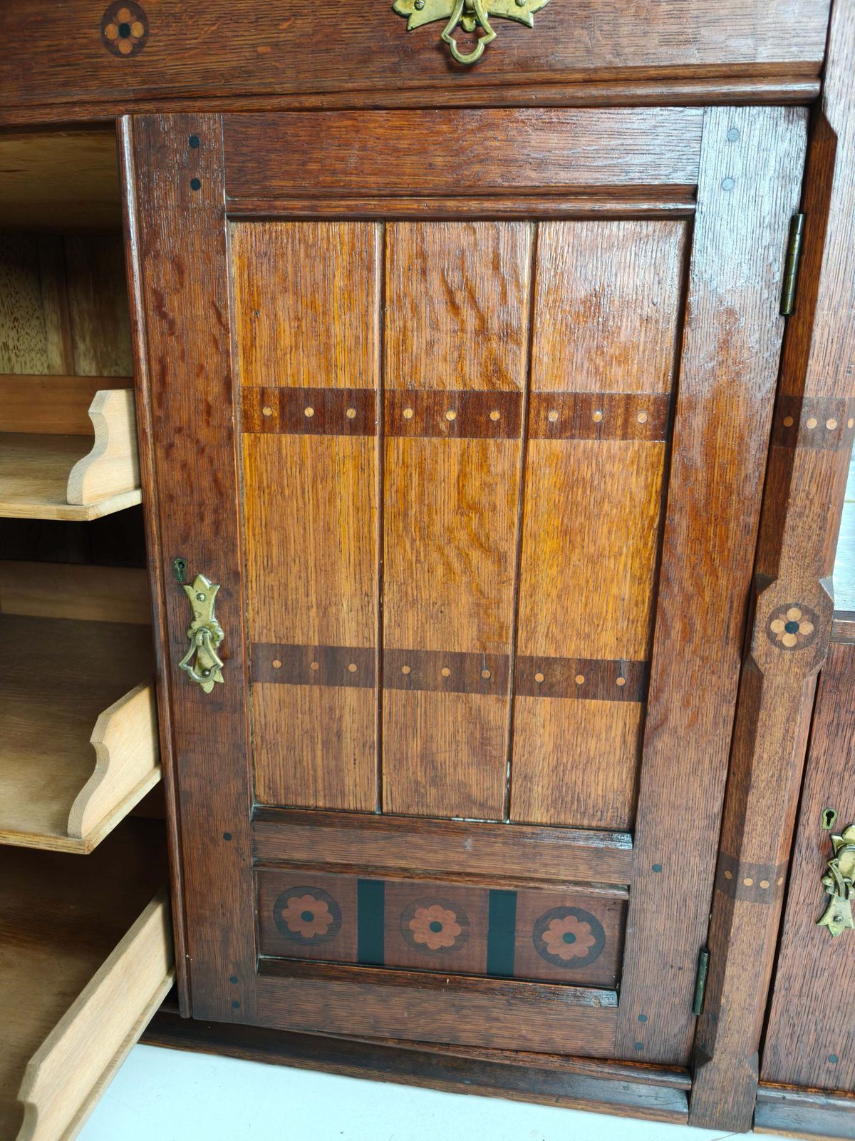 photo vintage Rare 19th Century English Arts & Crafts Oak Sideboard By Pratt & Prince – Sunflower Motif Inlay