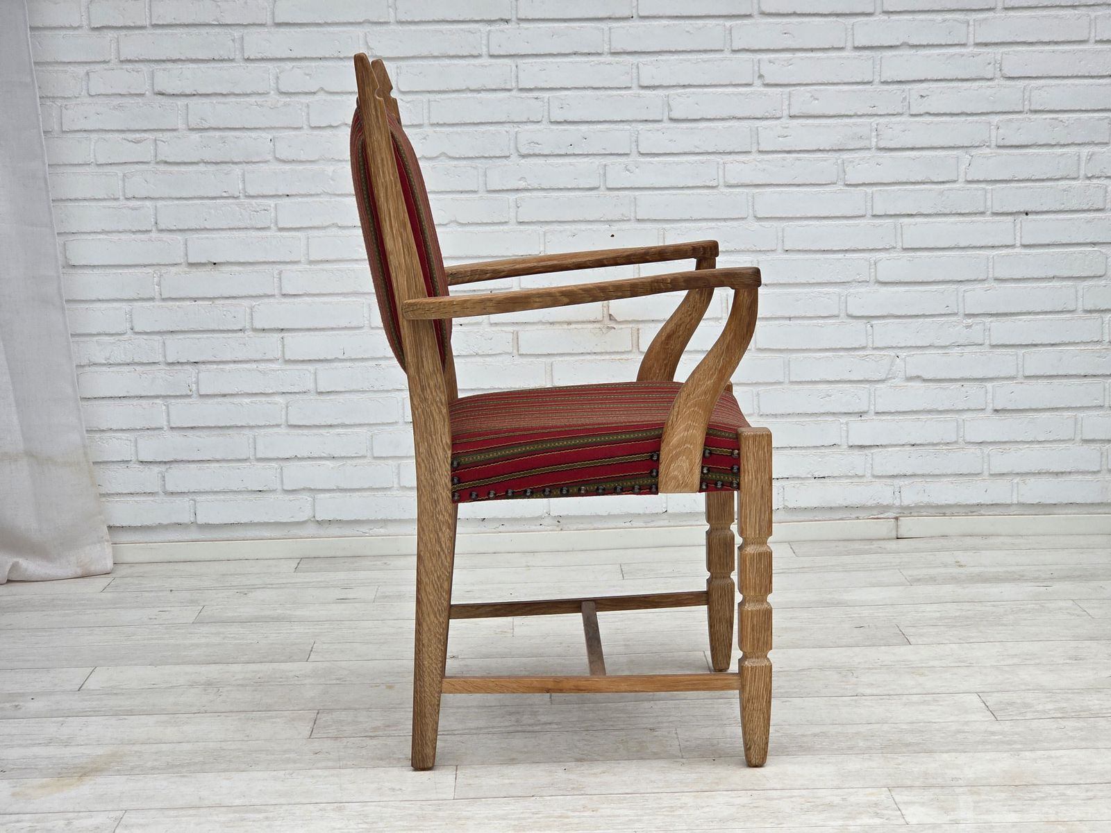 Ca. Jaren 1970, Deense Fauteuil, Gestreept Rood Meubelwol, Massief Eikenhout. photo for sale