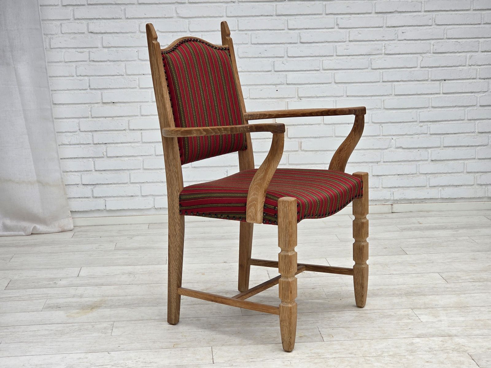 Ca. Jaren 1970, Deense Fauteuil, Gestreept Rood Meubelwol, Massief Eikenhout. photo Meubels