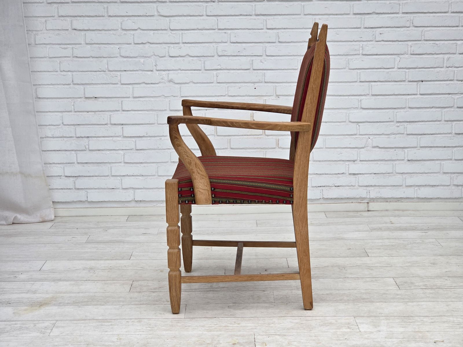 Ca. Jaren 1970, Deense Fauteuil, Gestreept Rood Meubelwol, Massief Eikenhout. photo 550.0