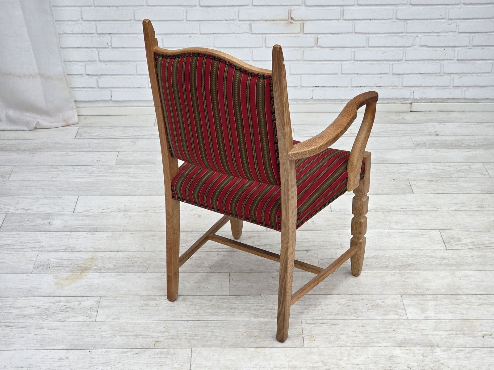 photo vintage Ca. Jaren 1970, Deense Fauteuil, Gestreept Rood Meubelwol, Massief Eikenhout.