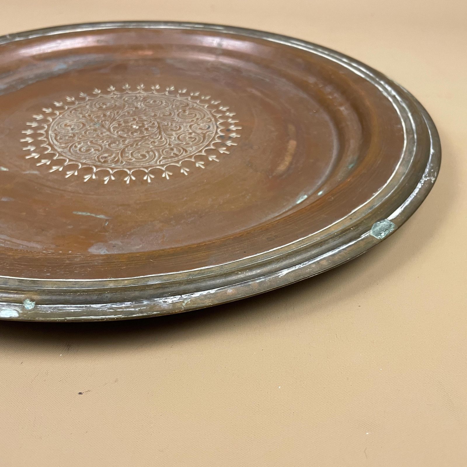 Antique Metal Copper Indian Patterned Round Tray 39cm Plate Asian Handmade Copper Etched Intricate Vintage Decorative Circular Wall Art photo vinterior