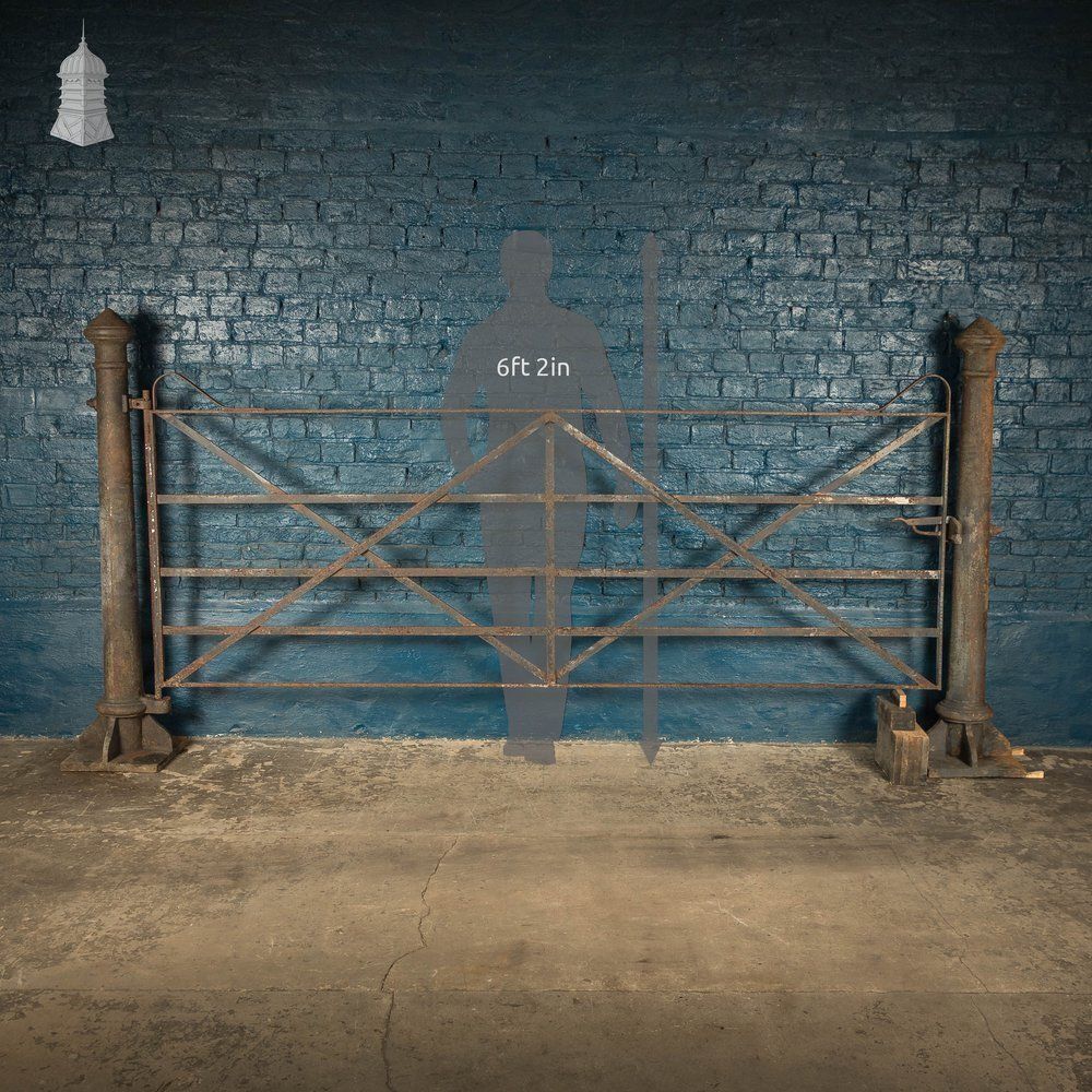Estate Entrance Gate And Posts, Period Style photo vinterior