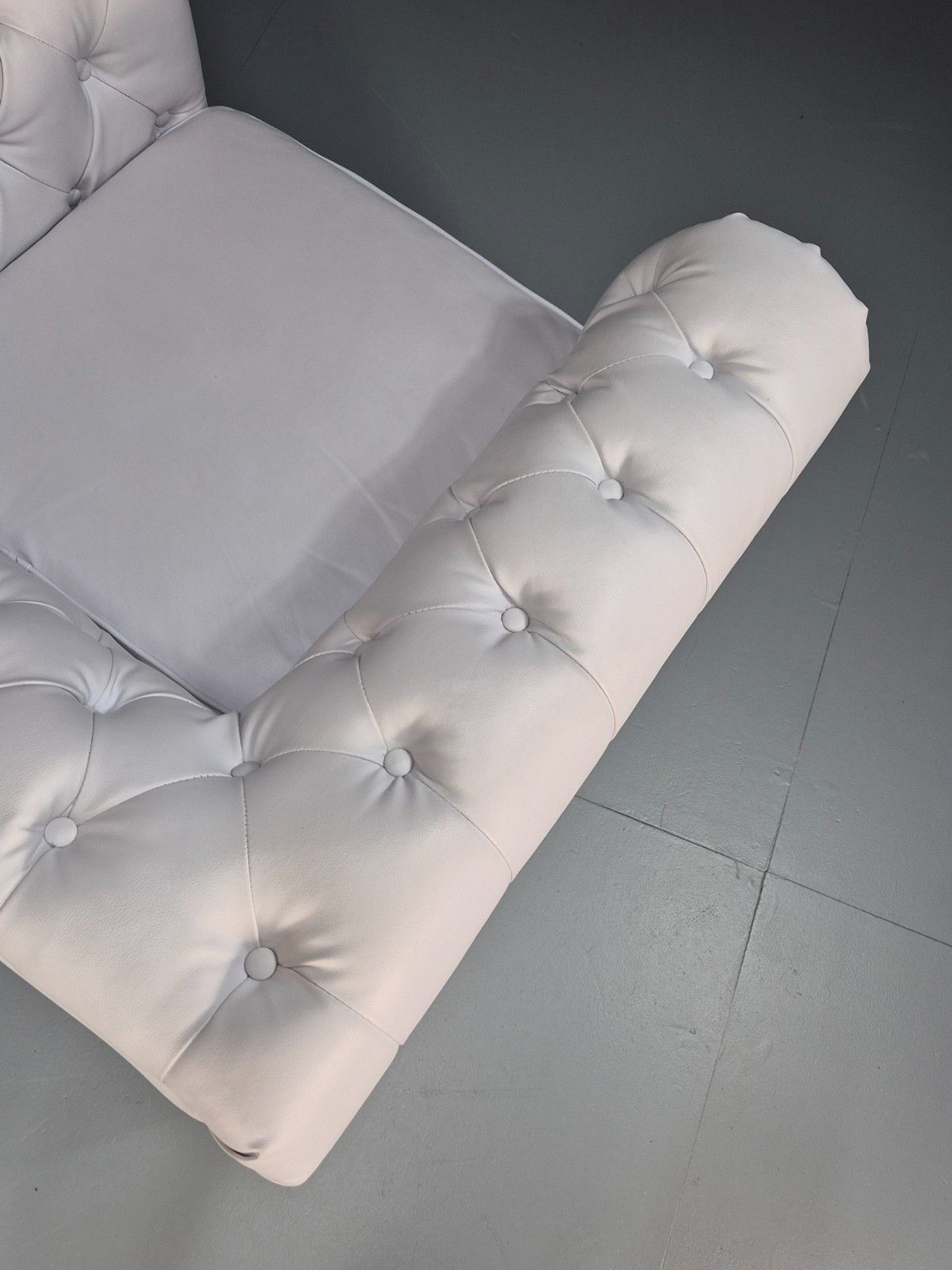 275.0 White Vinyl Vegan Leather Chesterfield Armchair Retro Club Chair Eb10455 Vche photo