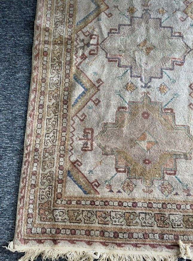 Elegant Beige Oushak Rug, Hand Knotted. photo Textiles