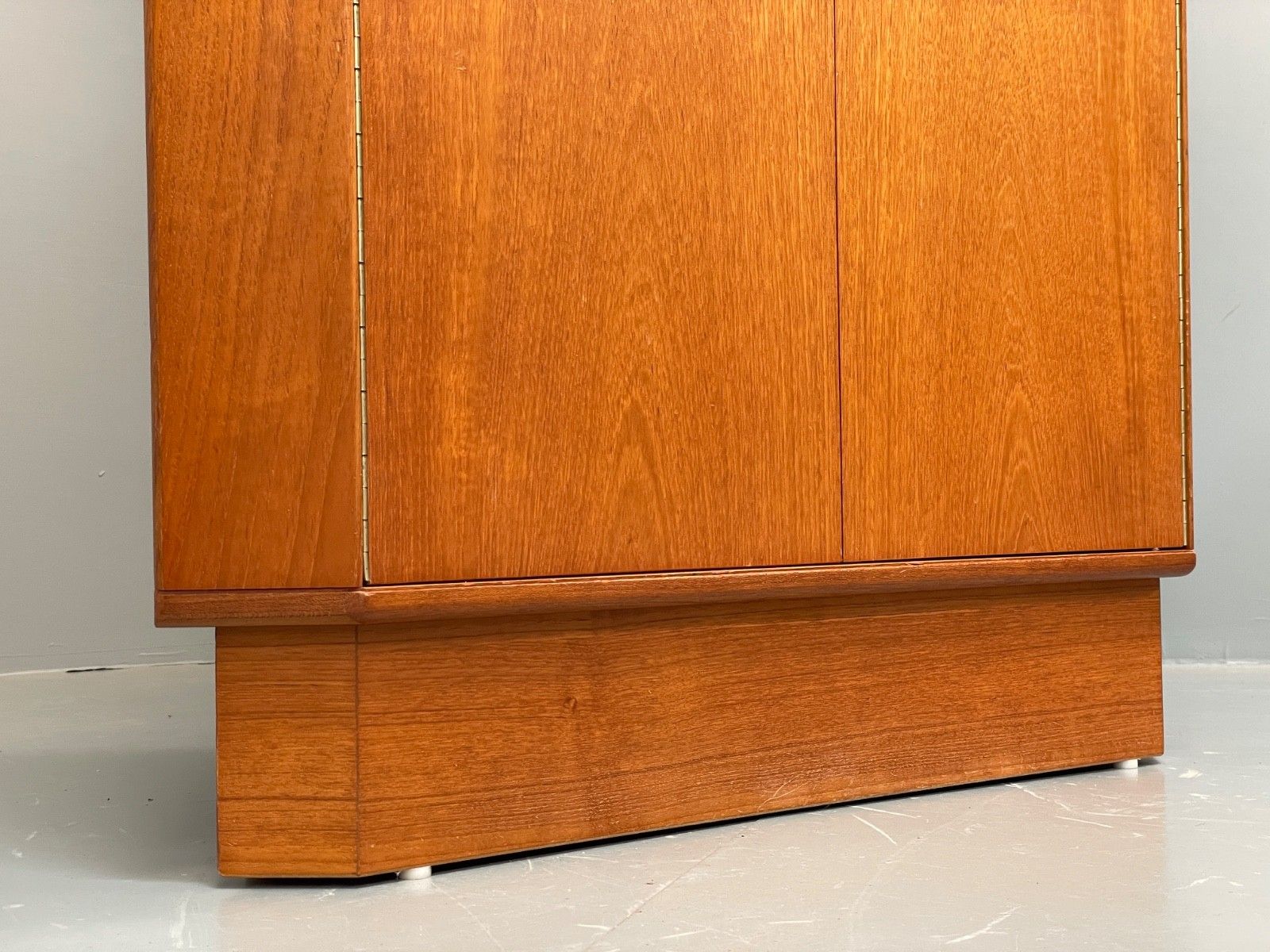 photo vintage Vintage Teak Corner Cabinet Smoked Glass 1970s Turnidge Of London  Eb10017 Mwoo