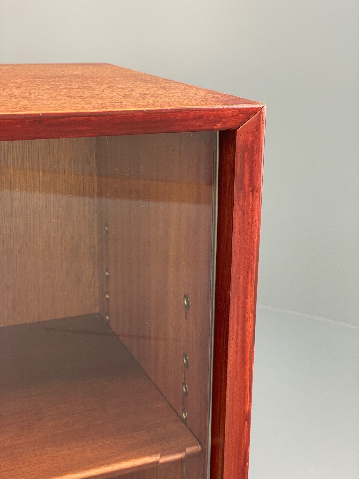 photo vintage Vintage 1960s Oak Bookcase Red Stained Glazed Front Adjustable Shelf Eb9763 Mwoo