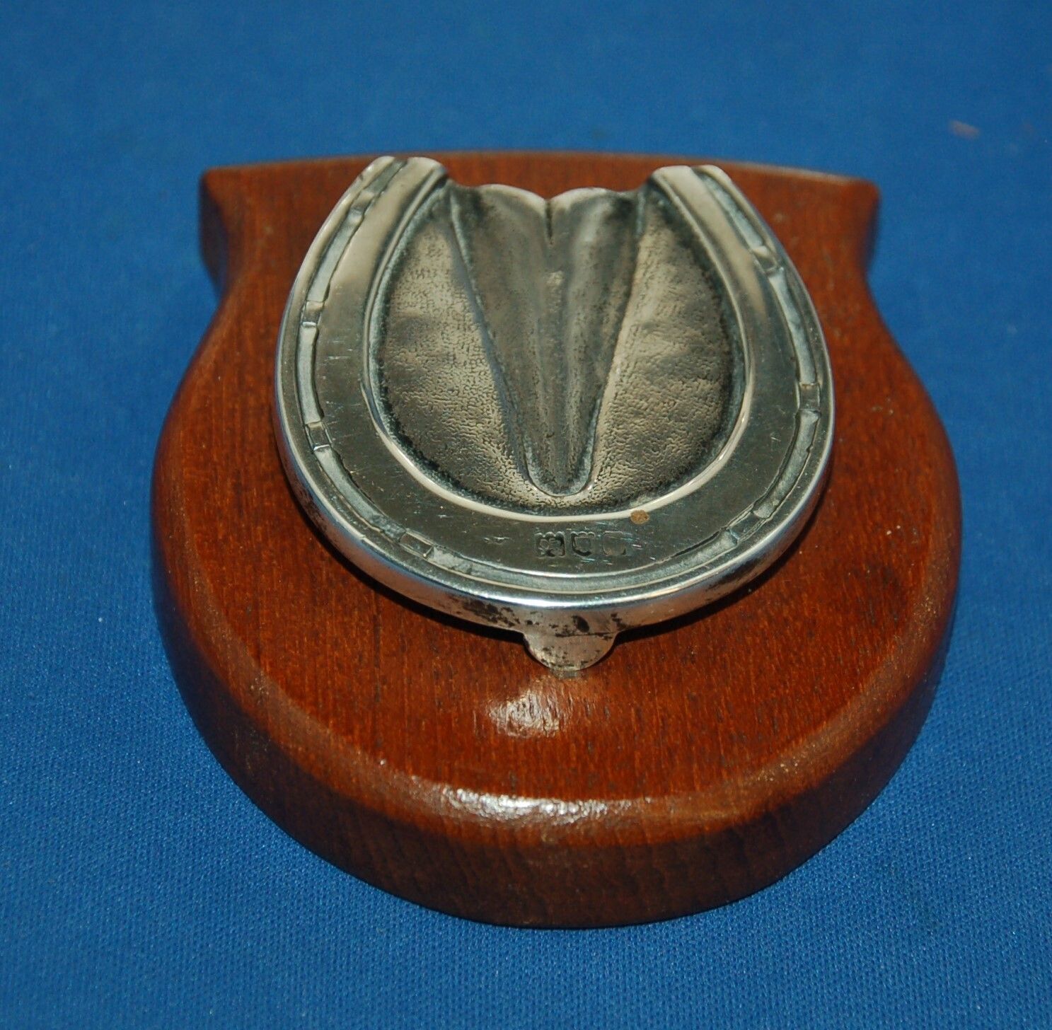An Antique Silver And Oak Horse Hoof And Shoe Desktop Letter Clip
