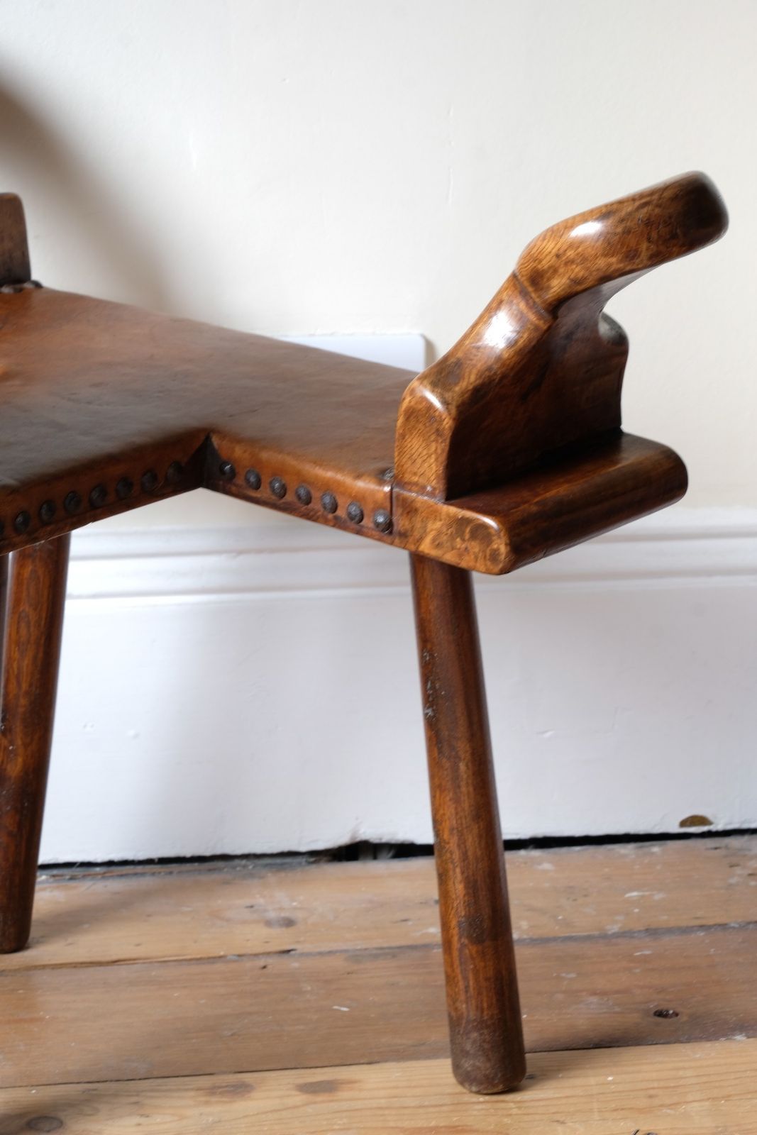 photo vinterior 1950s Spanish Brutalist Elm And Leather Chair – Primitive Sculptural Design