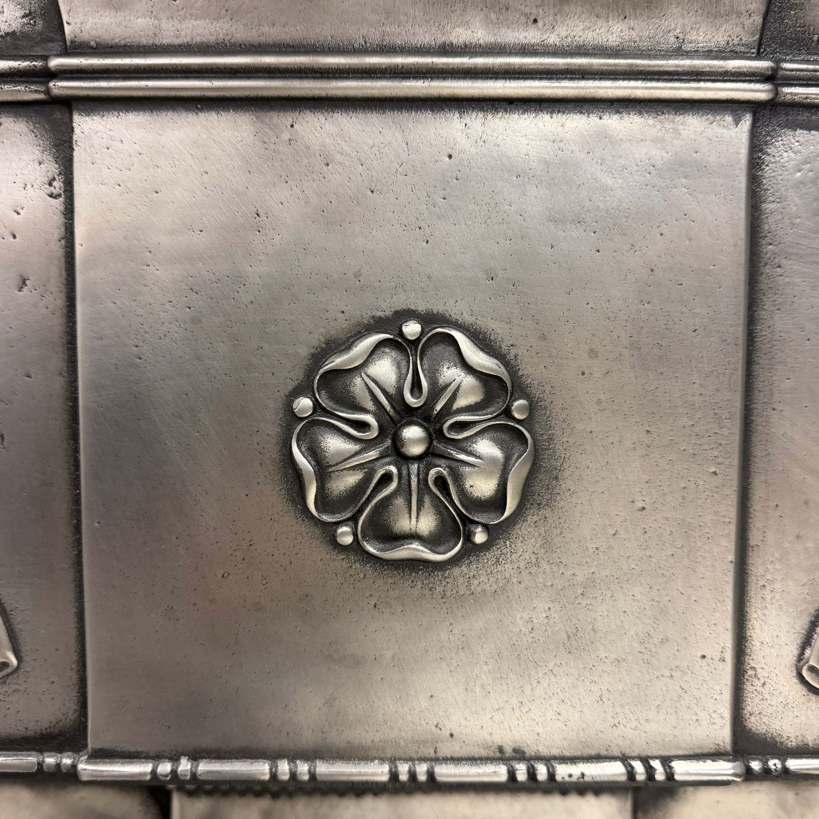 photo vinterior Antique Cast Iron Art Nouveau Combination Fireplace