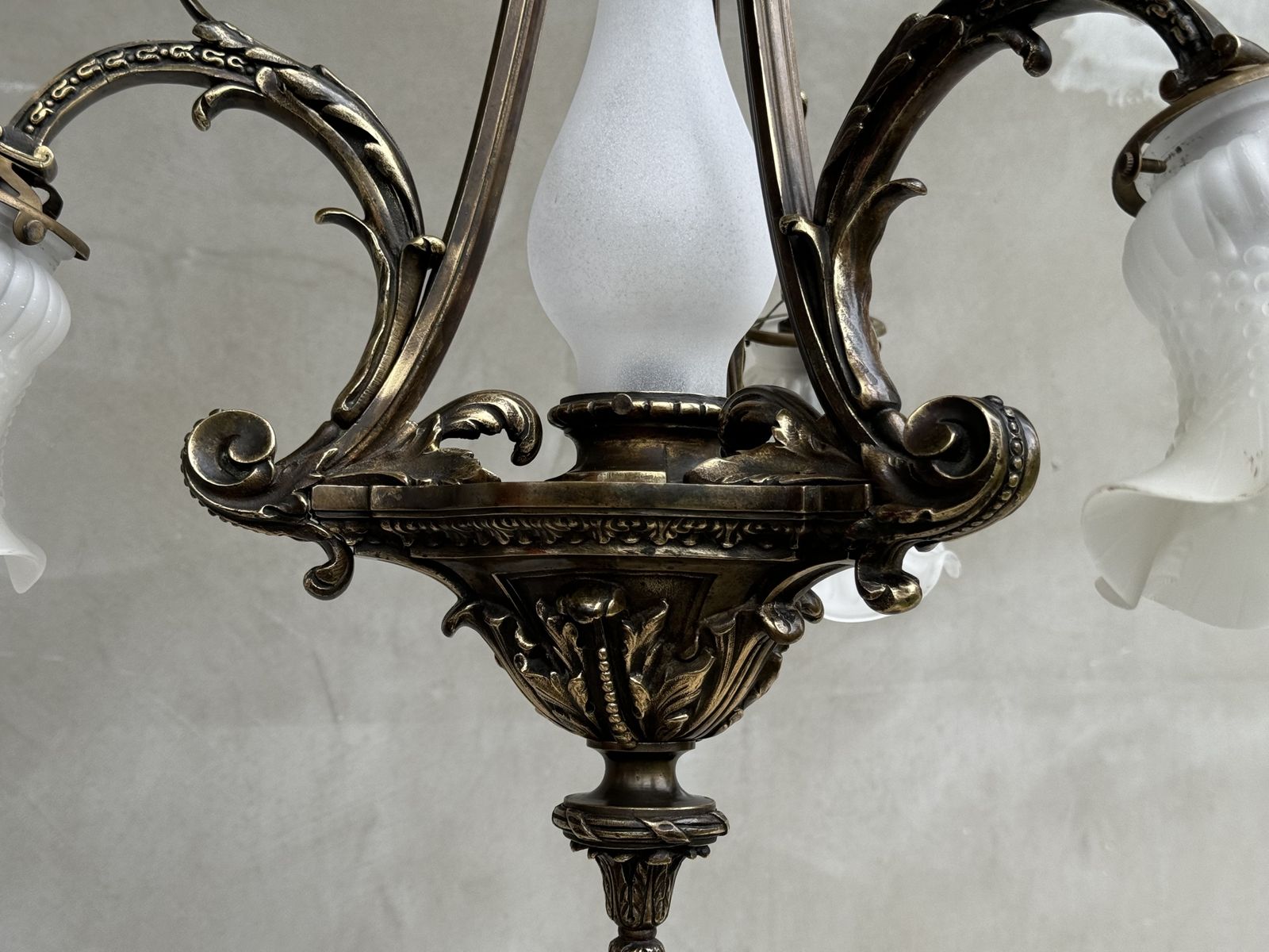 photo vintage Antique French Brass Chandelier With Frosted Glass Tulip Shades, Rococo Revival, Early 20th Century