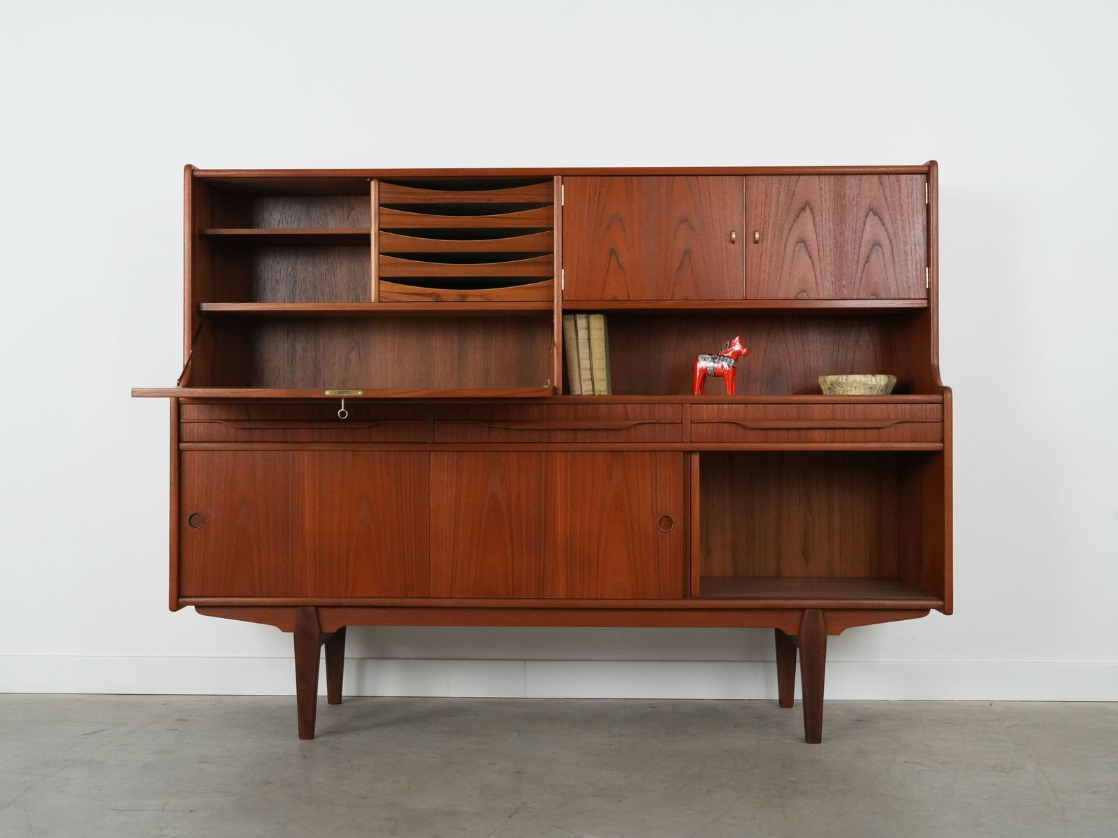 Teakhouten Highboard, Deens Design, Ca. Jaren 1960, Productie: Denemarken photo for sale