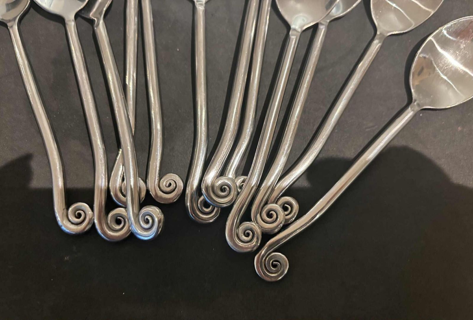 Set Van 12 Franse Dessertlepels: Swirl Twist Bestek, Brutalist Middeleeuwse Stijl photo Woonaccessoires