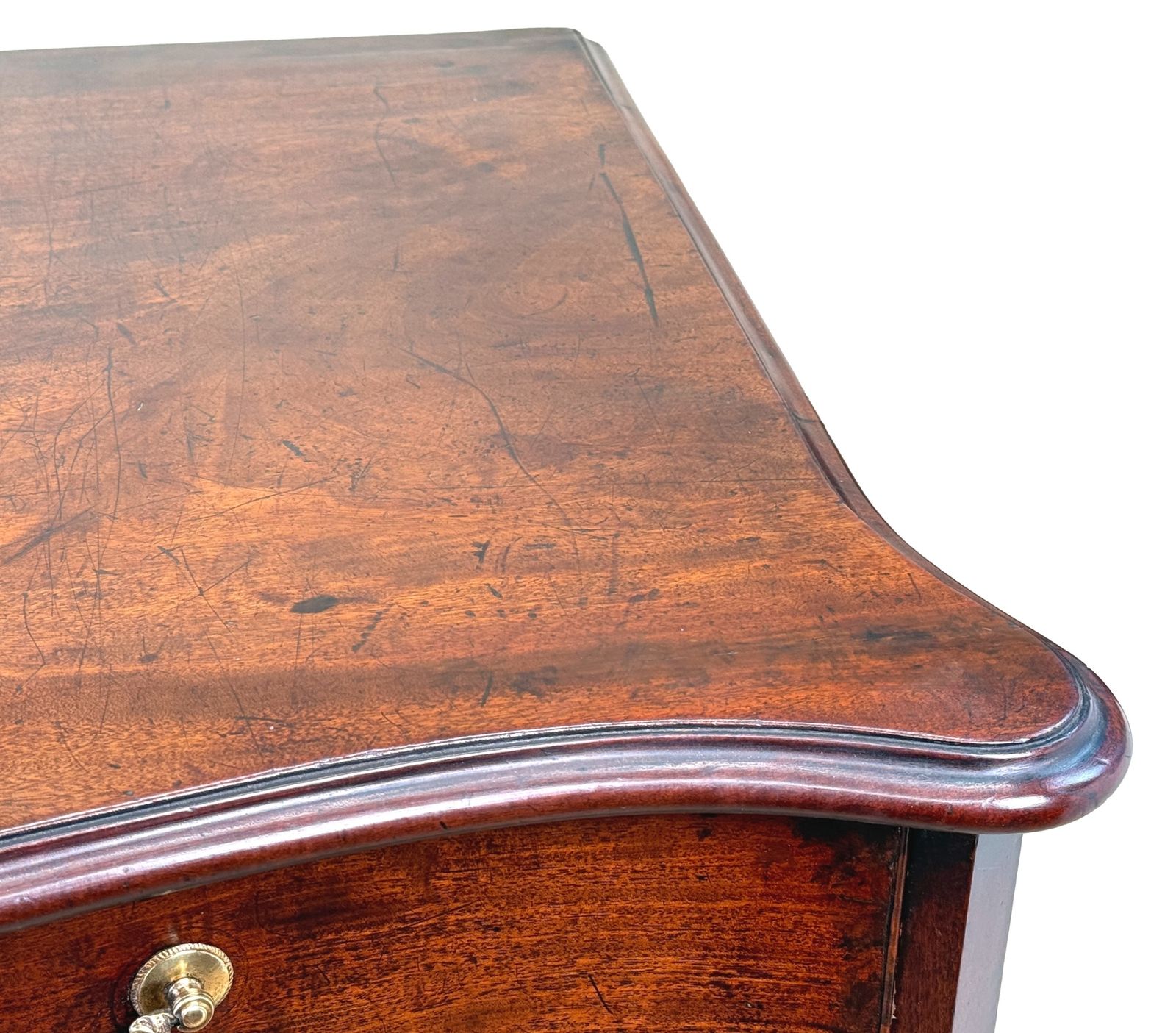 photo vinterior Fine 18th Century Mahogany Serpentine Commode Chest (England, Circa 1760)