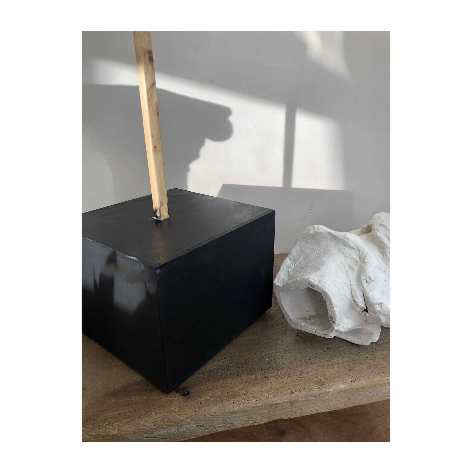 photo vinterior Vintage Life Size Female Head Sculpture On Black Wood Plinth White Plaster Bust Womans' Head Sculpture Art Studio Plaster Female Head Study