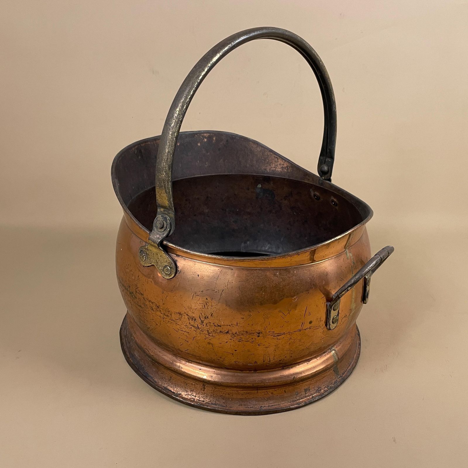 Antique Metal Copper Coal Bucket Handle Fireside Fire Side Scuttle Helmet Farmhouse Cottage Brass Gold Vintage Fireplace photo vinterior