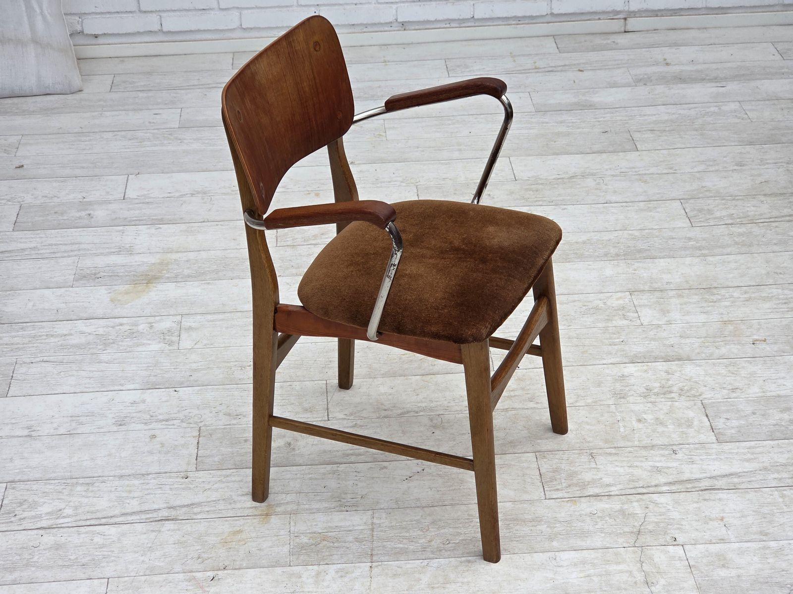 photo for sale Ca. Jaren 1960, Deense Fauteuil, Meubelvelours, Teakhouten Armleuningen, Verchroomd Staal.