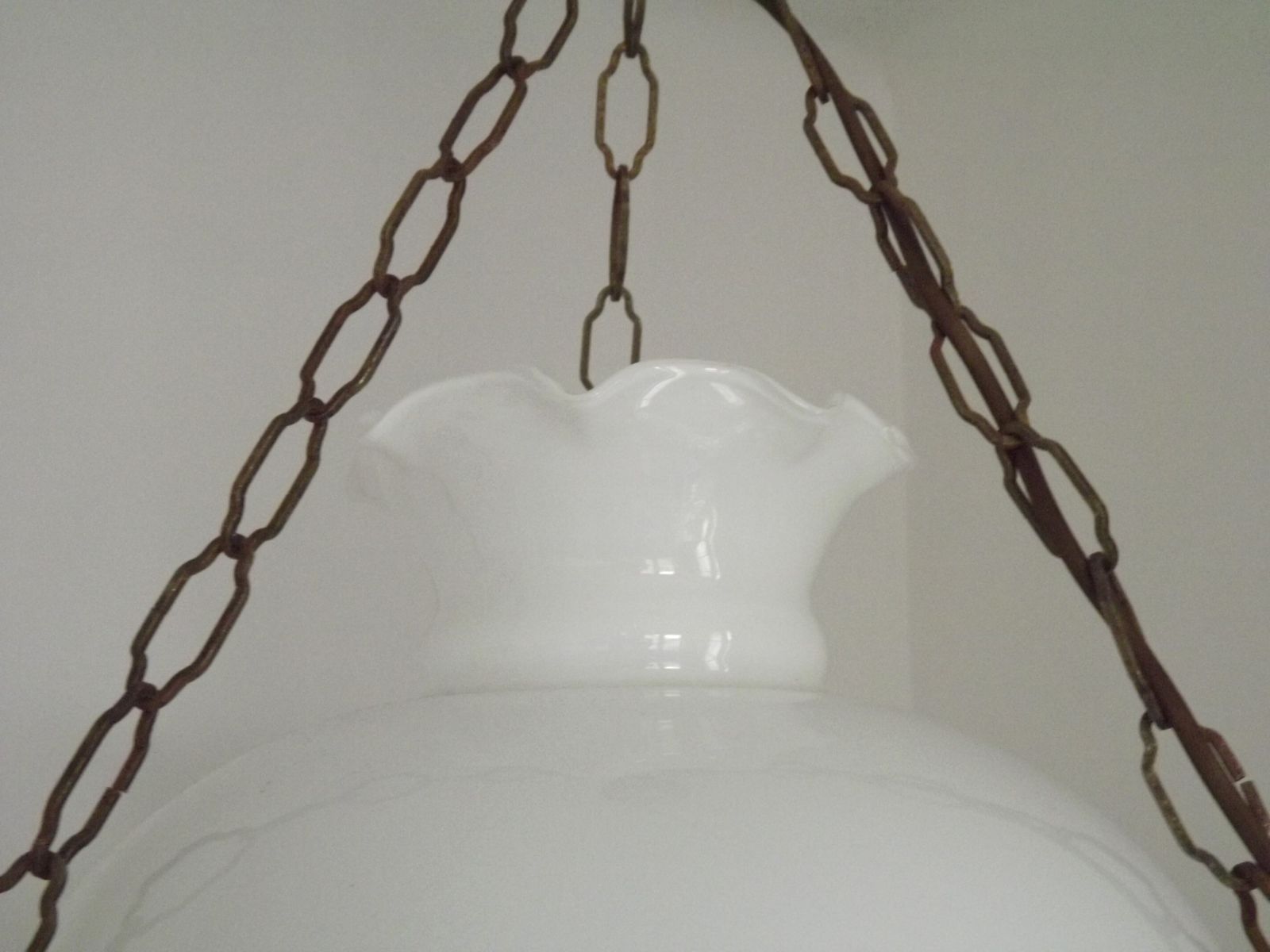 Lanterne suspendue d'époque, style campagne française, 4 lumières, abat-jour en verre opaque et finial floral photo buy