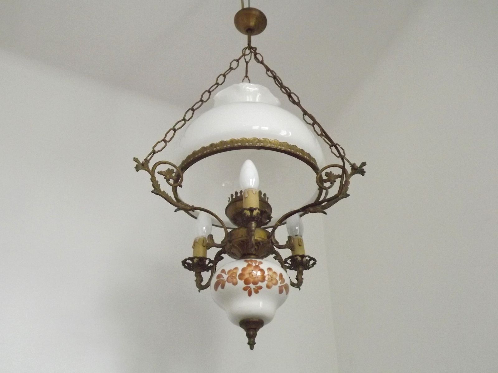 Lanterne suspendue d'époque, style campagne française, 4 lumières, abat-jour en verre opaque et finial floral photo furniture