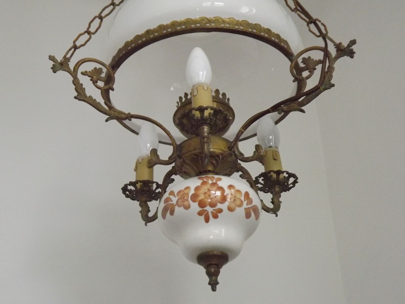 photo vintage Lanterne suspendue d'époque, style campagne française, 4 lumières, abat-jour en verre opaque et finial floral