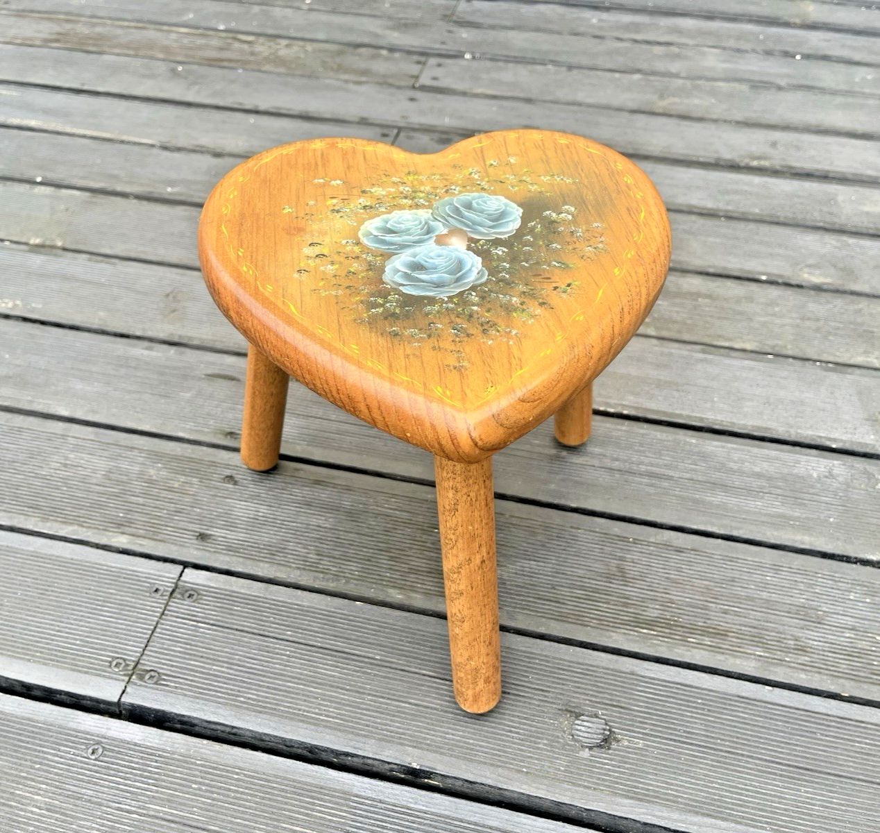 Vintage Heart Shaped Painted Love Stool Plant Stand Country Farmhouse Victorian
