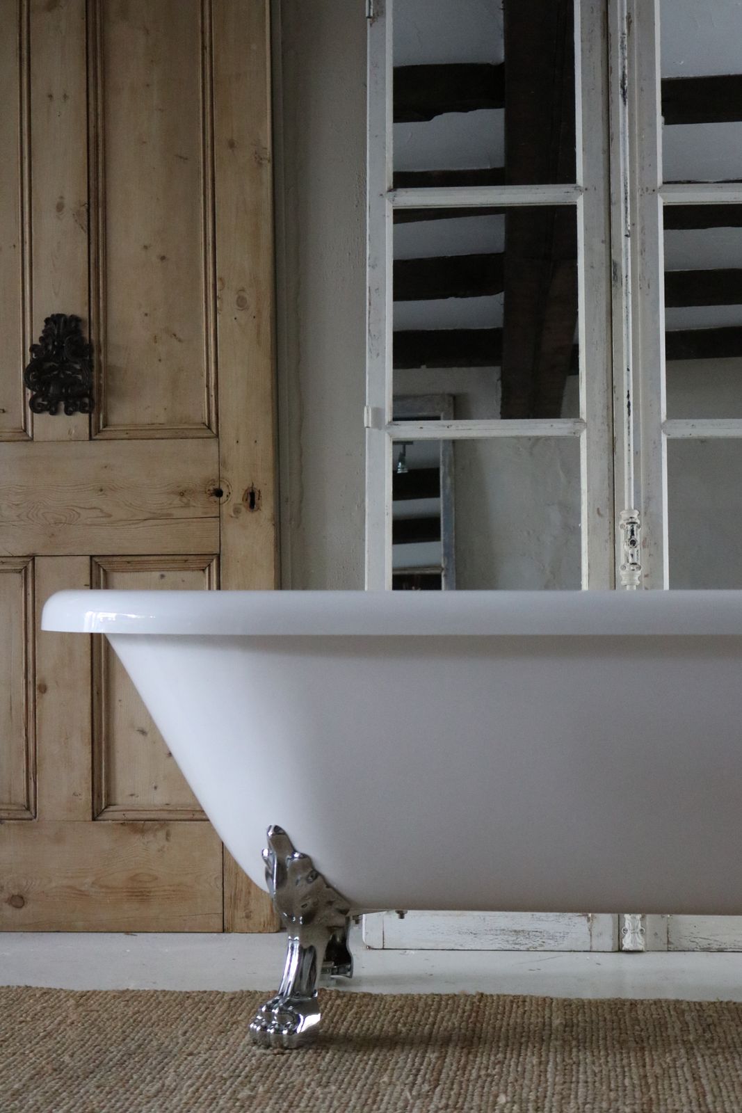 photo furniture Stylish Acrylic Modern Roll Top Bath With Silver Ball And Claw Feet