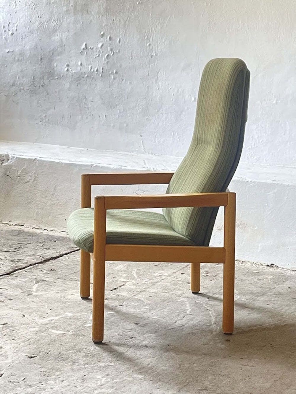 Scandinavische fauteuil met hoge rug photo for sale