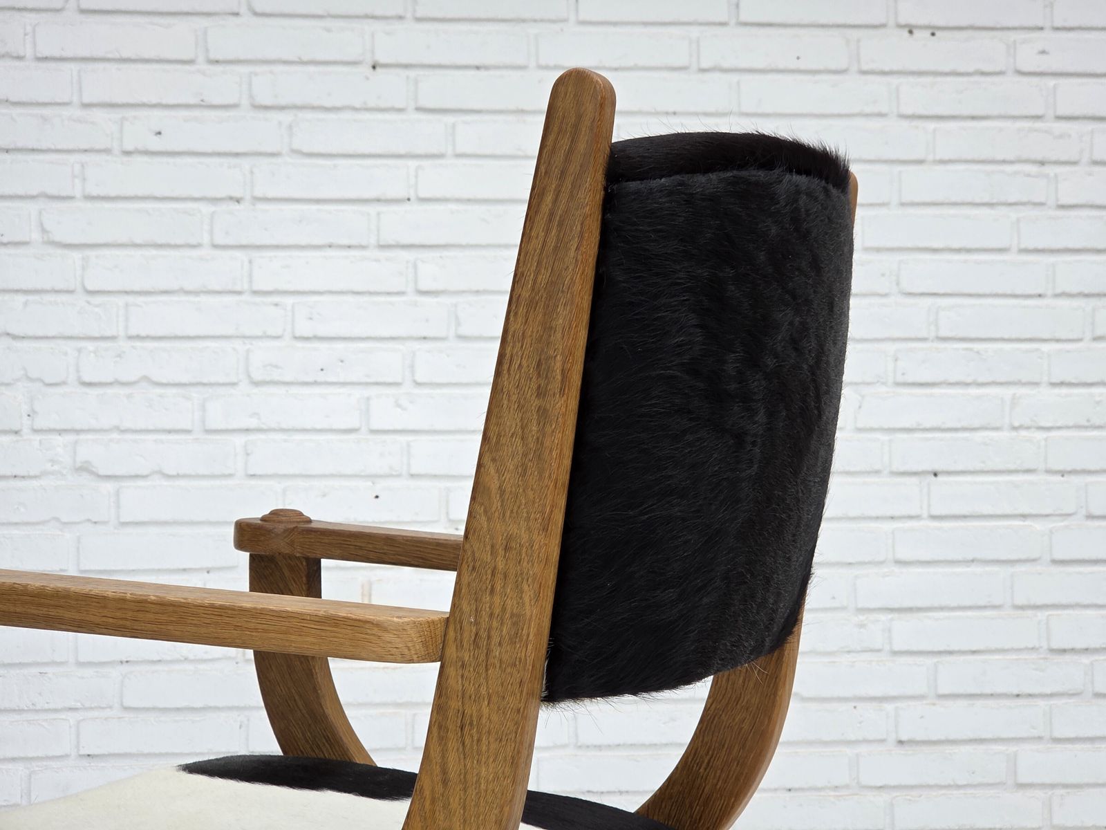 Meubels Ca. Jaren 1960, Deense Fauteuil Met Hoge Rug, Echt Koehide, Eikenhout, Opnieuw Bekleed. photo