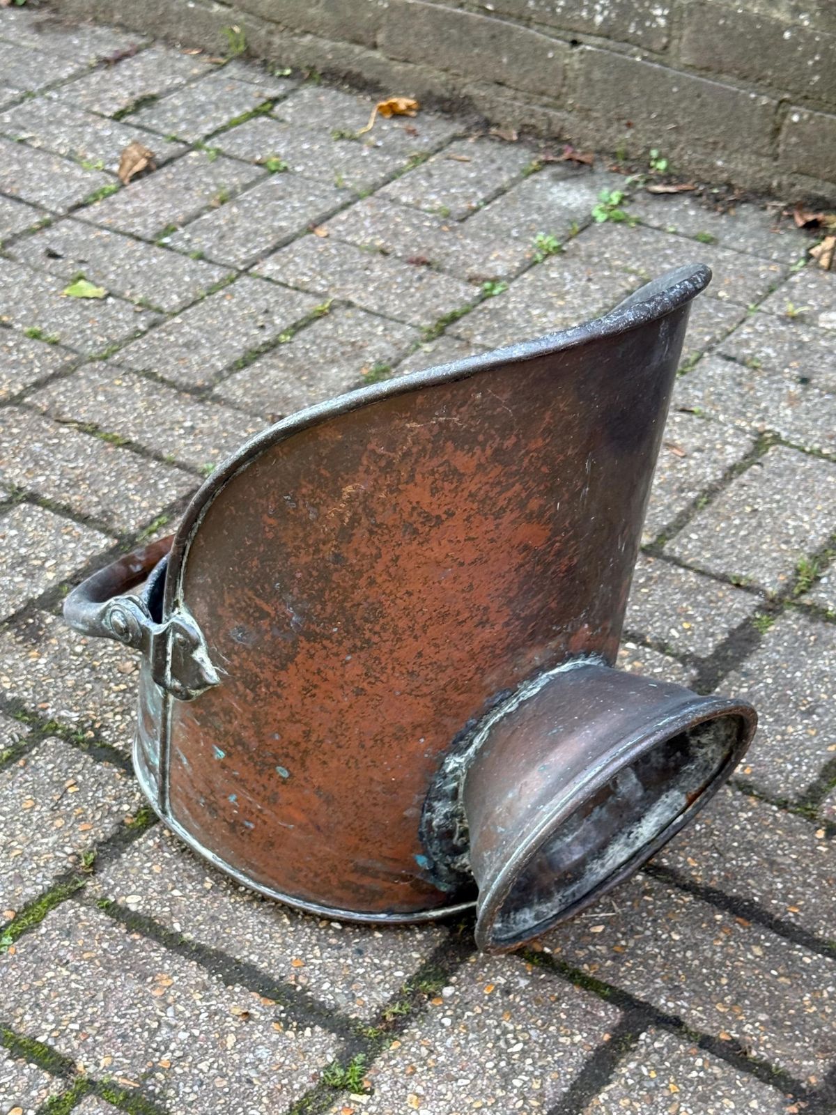 photo vinterior Antique Edwardian Copper Coal Scuttle With Brass Handles – Early 1900s English Fireside Bucket / Vintage Patinated Copper Planter