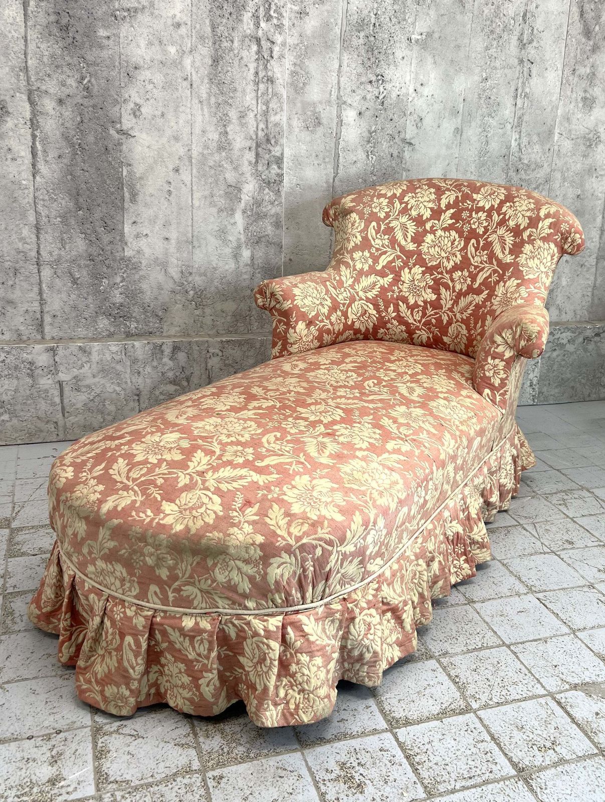 Napoleon III Pink Jacquard Chaise Longue photo furniture