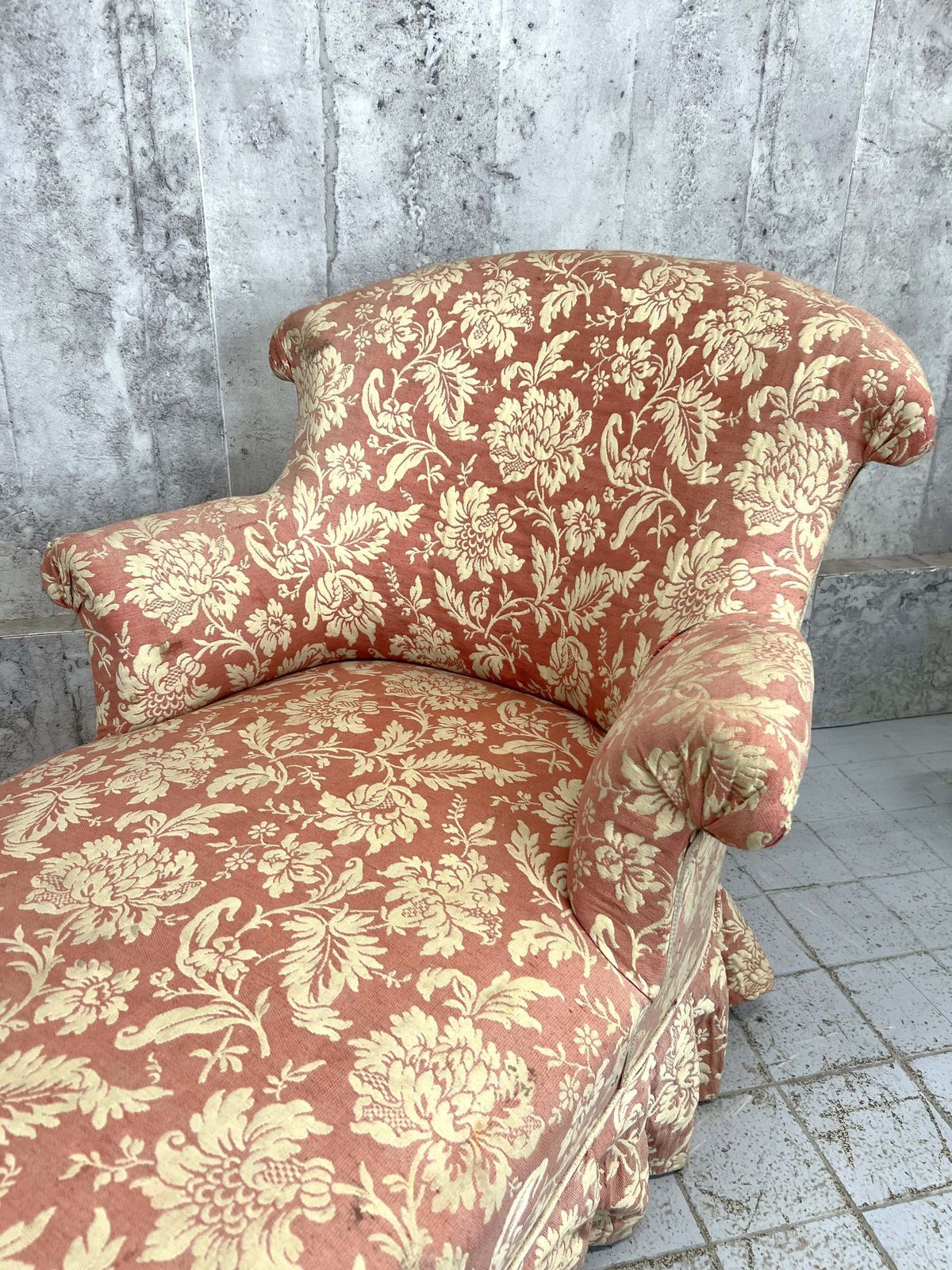 Napoleon III Pink Jacquard Chaise Longue photo Furniture