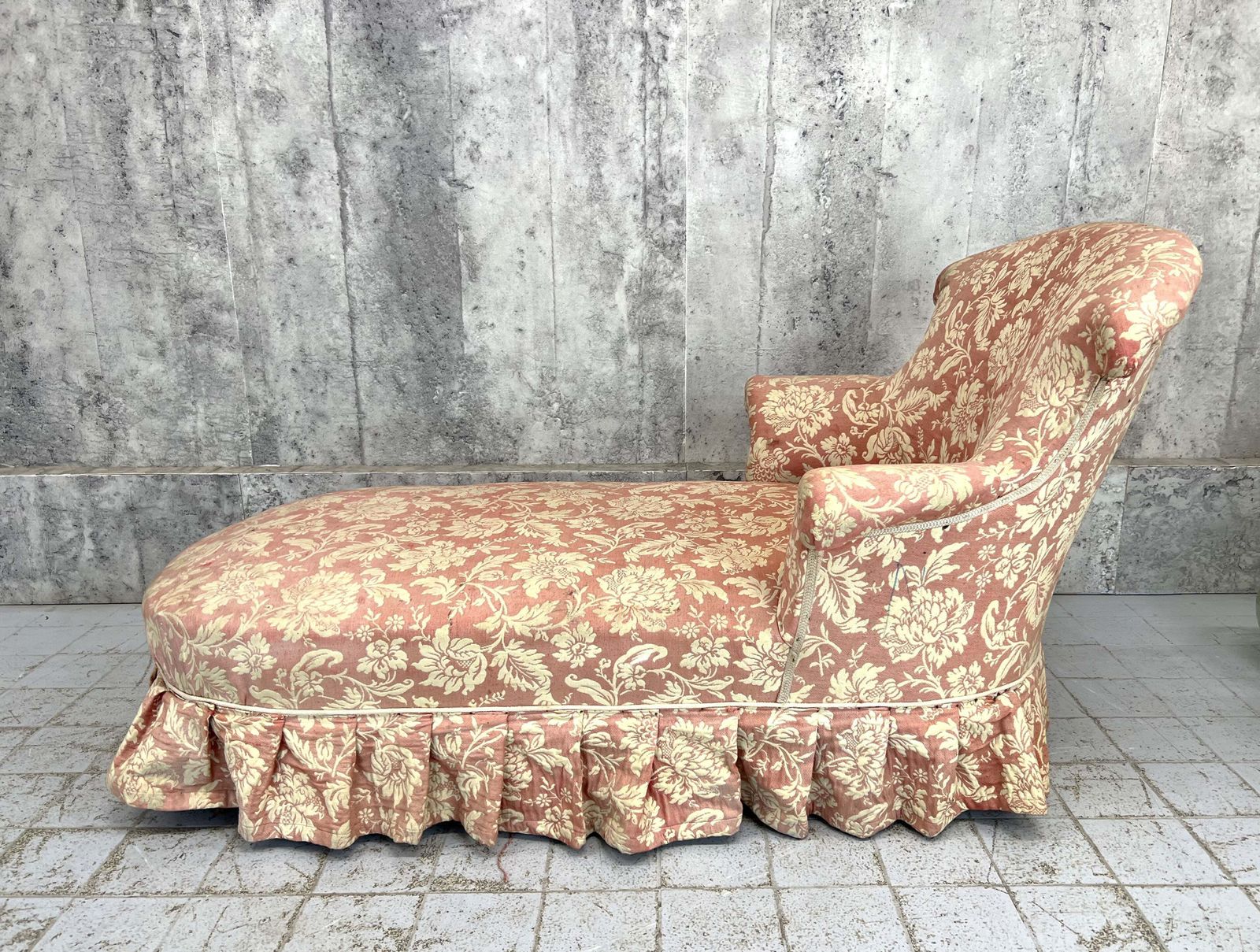 Napoleon III Pink Jacquard Chaise Longue photo vintage