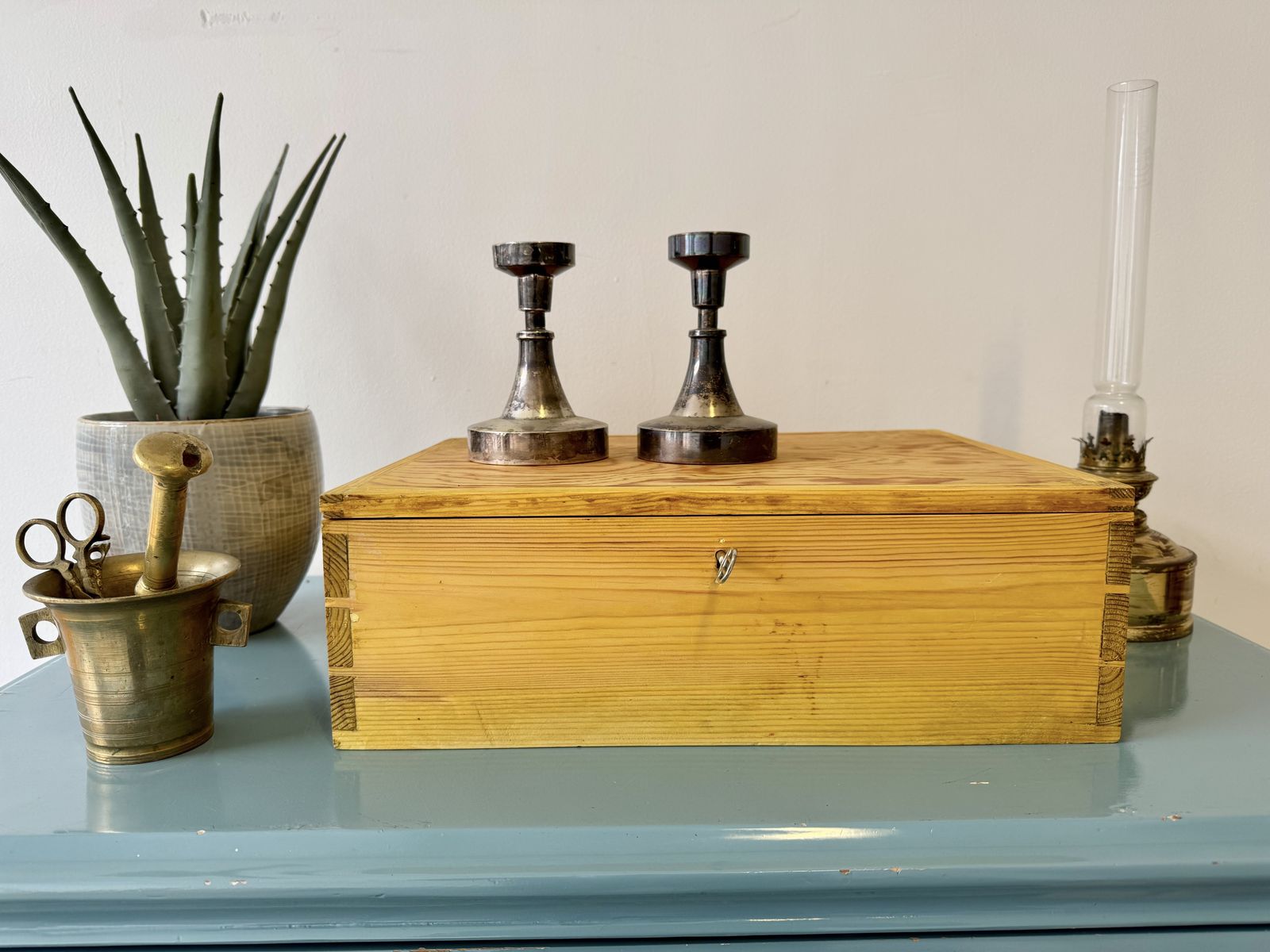 photo furniture Vintage Pine Box With Key