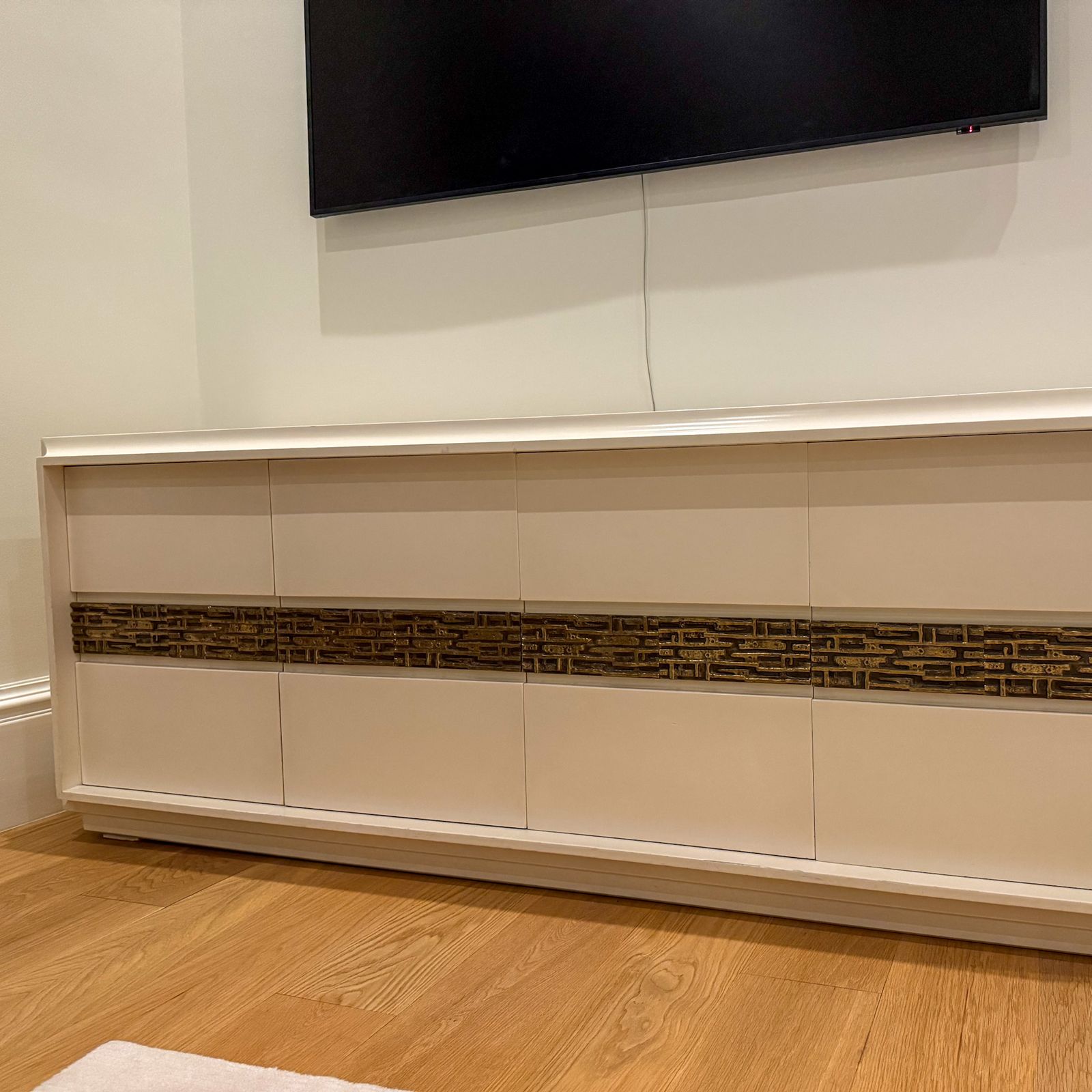 Laquered White Sideboard With Brass Details By Luciano Frigerio Di Desio, 1995 photo vinterior