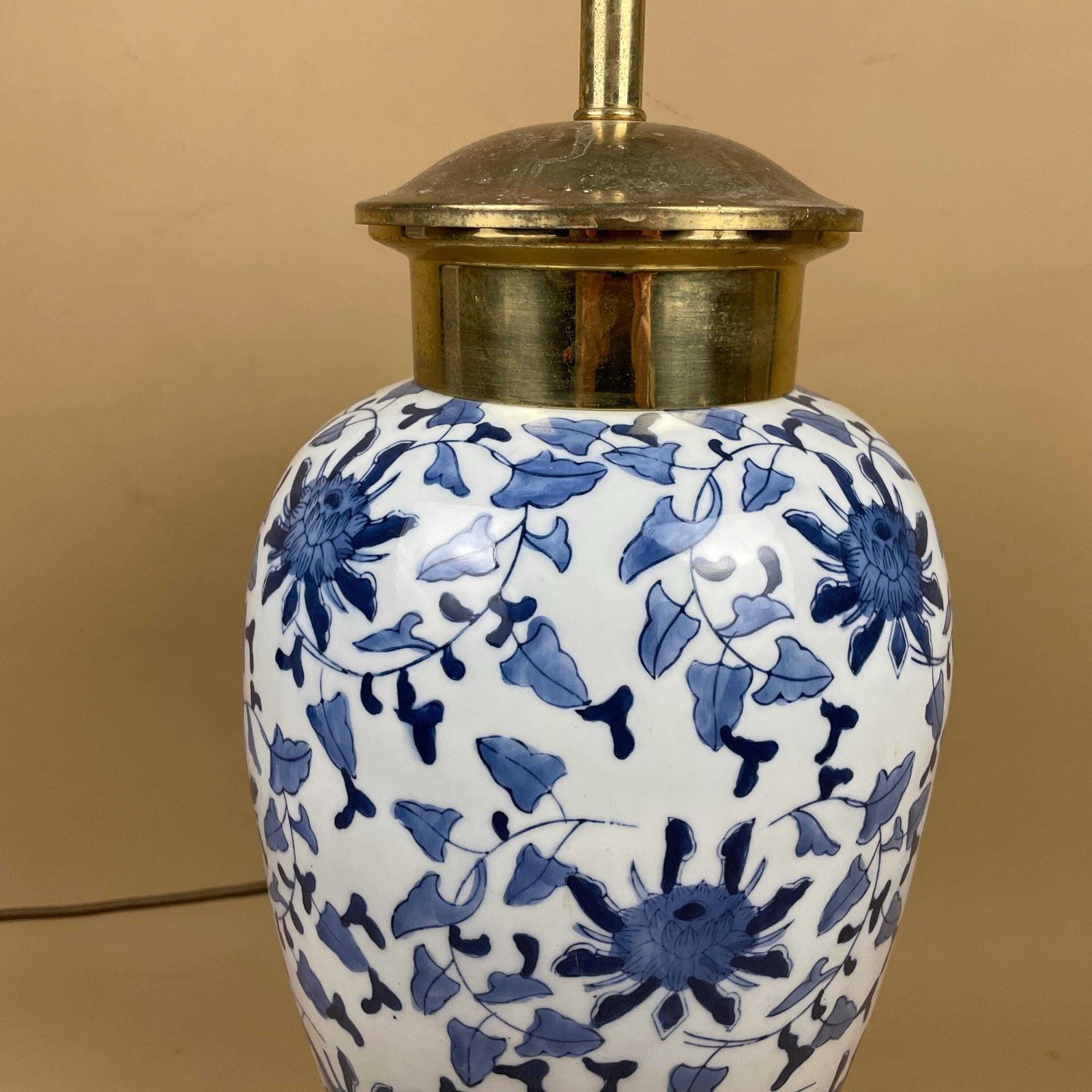 Oriental Ceramic Lamp Blue White Ginger Jar Hand Painted Floral Brass Mount Fittings Vintage Porcelain Table Lamp Classic Chinoiserie Decor photo Lighting