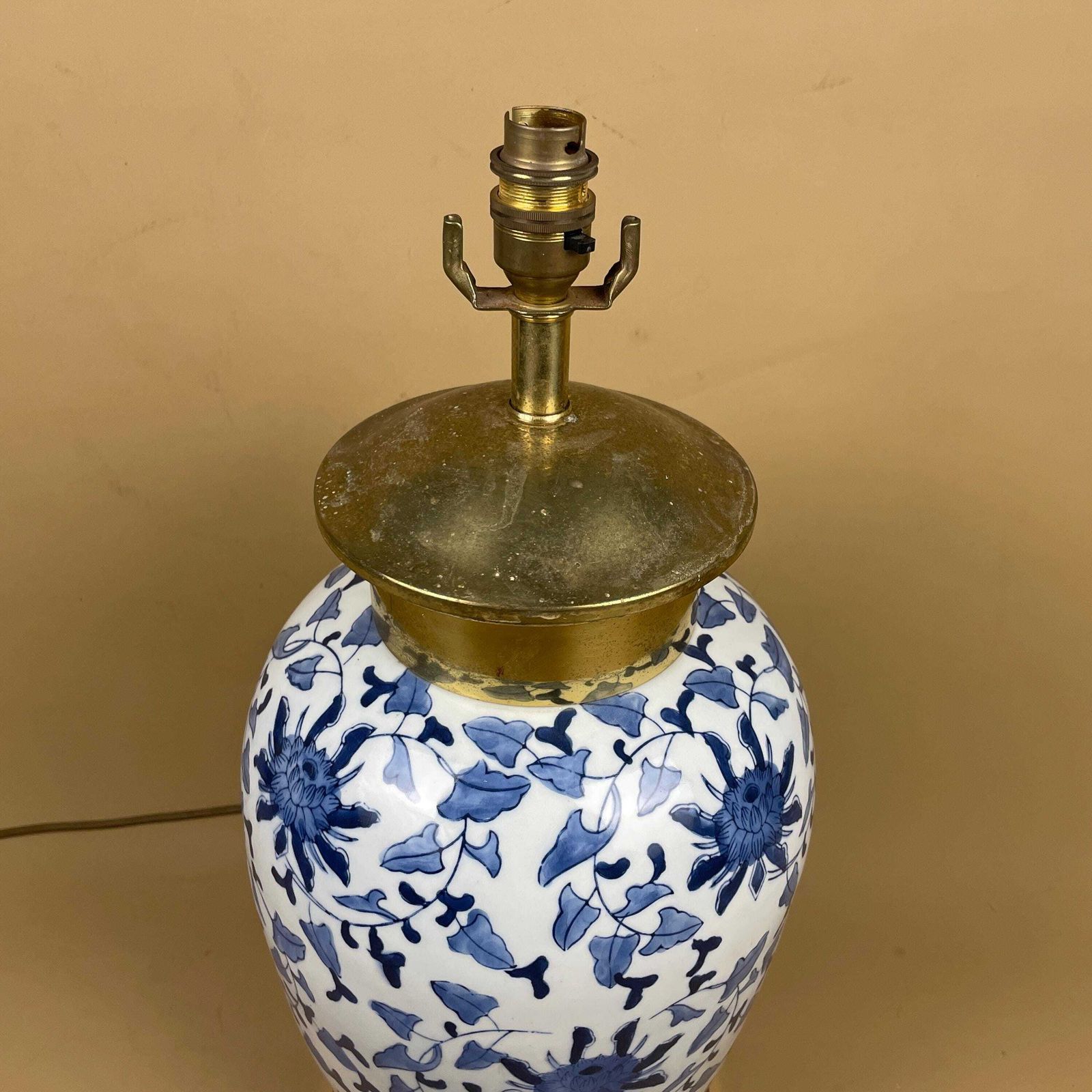 Oriental Ceramic Lamp Blue White Ginger Jar Hand Painted Floral Brass Mount Fittings Vintage Porcelain Table Lamp Classic Chinoiserie Decor photo 172.0
