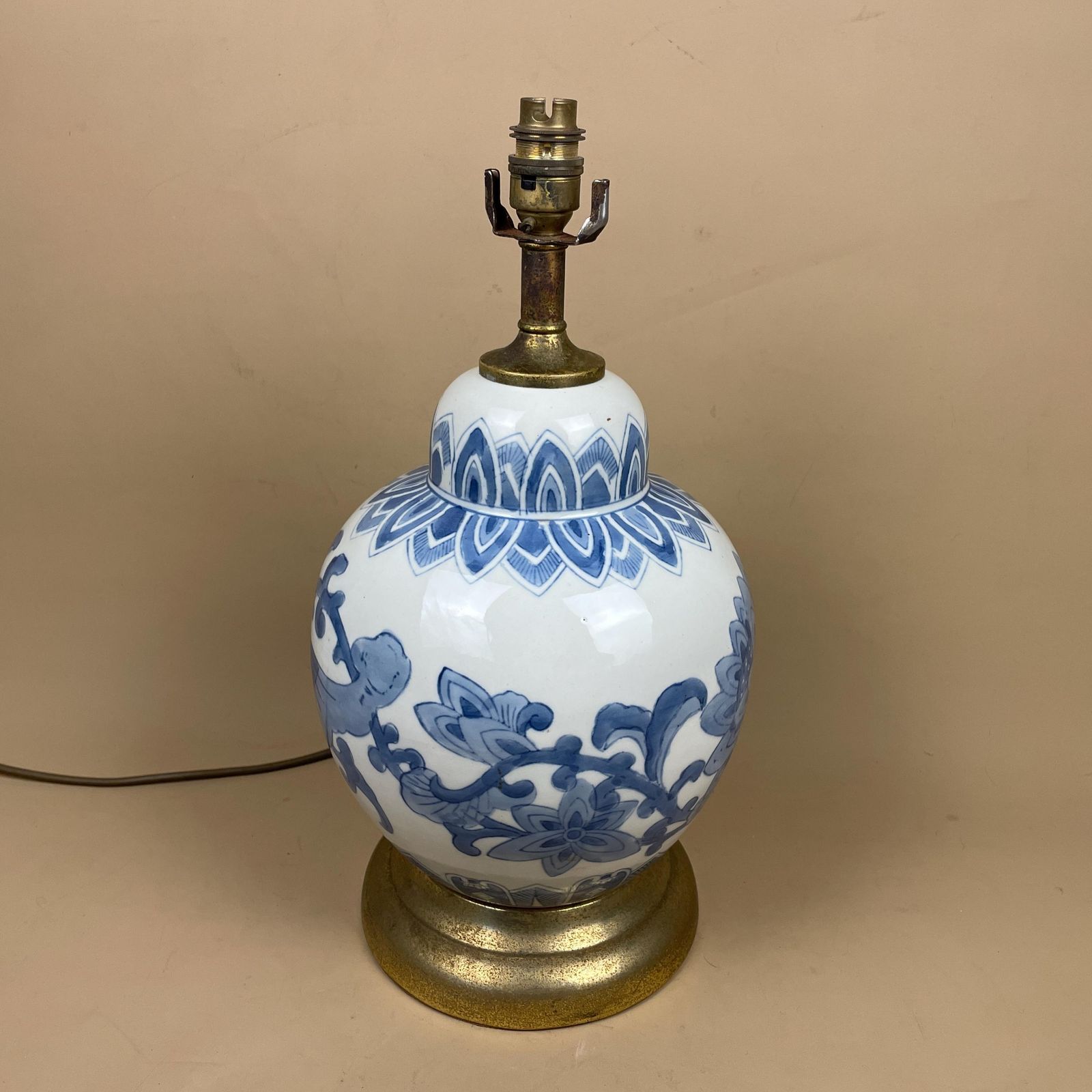 Oriental Ceramic Lamp Blue White Lotus Floral Hand Painted Gold Base Vintage Porcelain Table Lamp Classic Chinoiserie Decor Brass Fittings photo Lighting