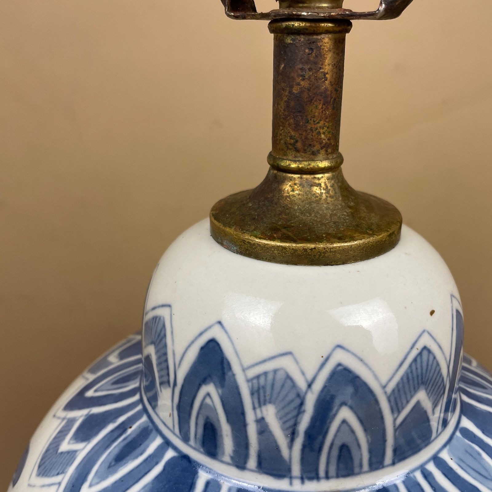 Oriental Ceramic Lamp Blue White Lotus Floral Hand Painted Gold Base Vintage Porcelain Table Lamp Classic Chinoiserie Decor Brass Fittings photo buy