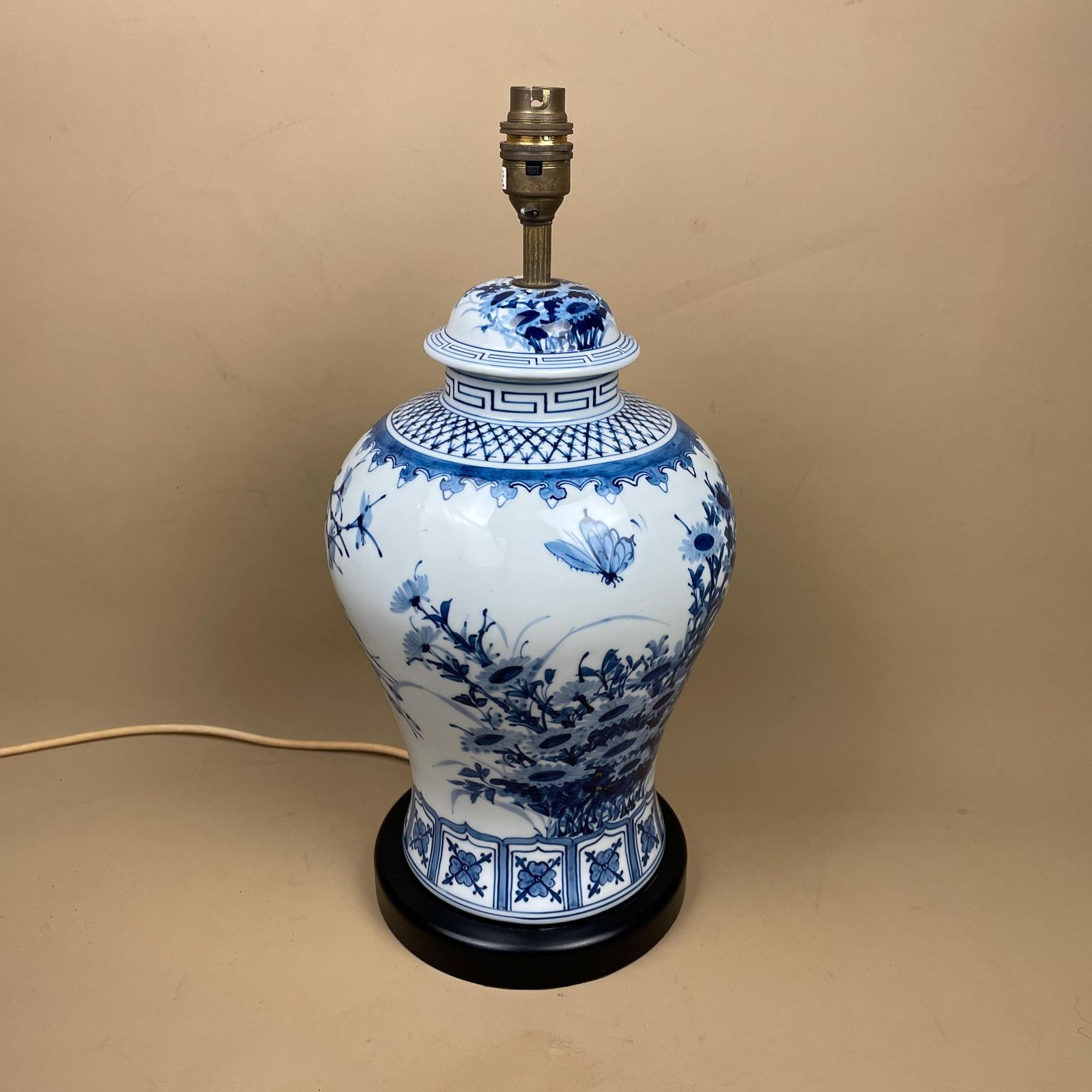Oriental Ceramic Lamp Blue White Glaze Ginger Jar Butterfly Floral Vintage Round Black Wooden Base Porcelain Table Lamp Classic Chinoiserie