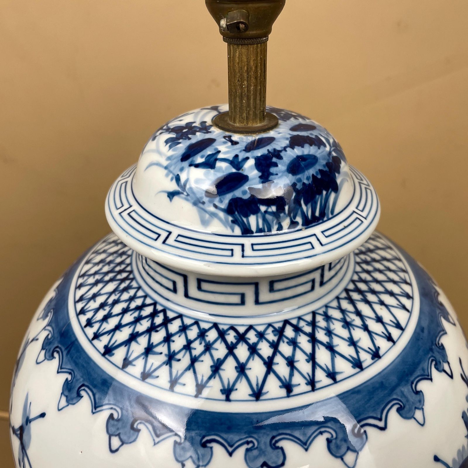 Oriental Ceramic Lamp Blue White Glaze Ginger Jar Butterfly Floral Vintage Round Black Wooden Base Porcelain Table Lamp Classic Chinoiserie photo Lighting