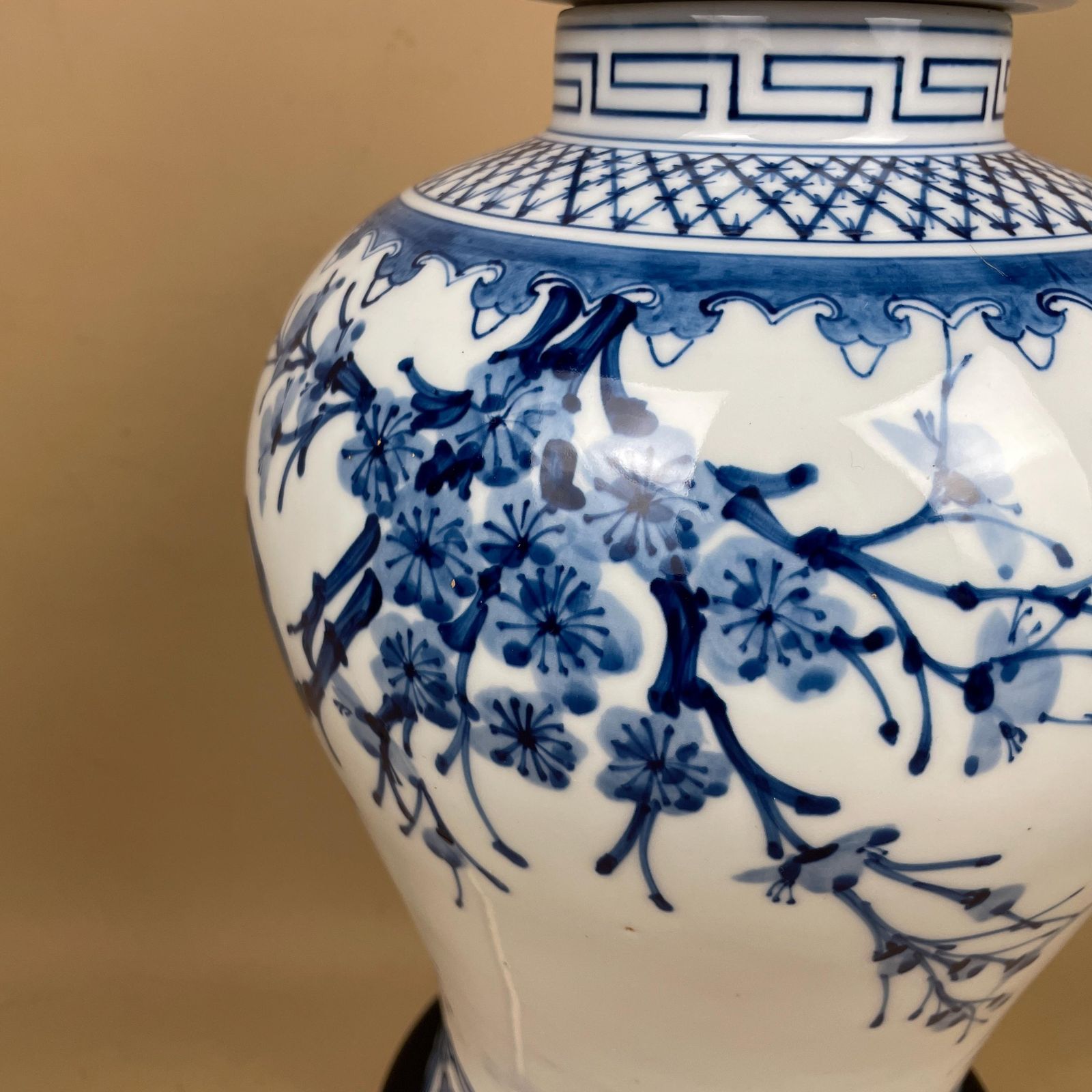 Oriental Ceramic Lamp Blue White Glaze Ginger Jar Butterfly Floral Vintage Round Black Wooden Base Porcelain Table Lamp Classic Chinoiserie photo vintage