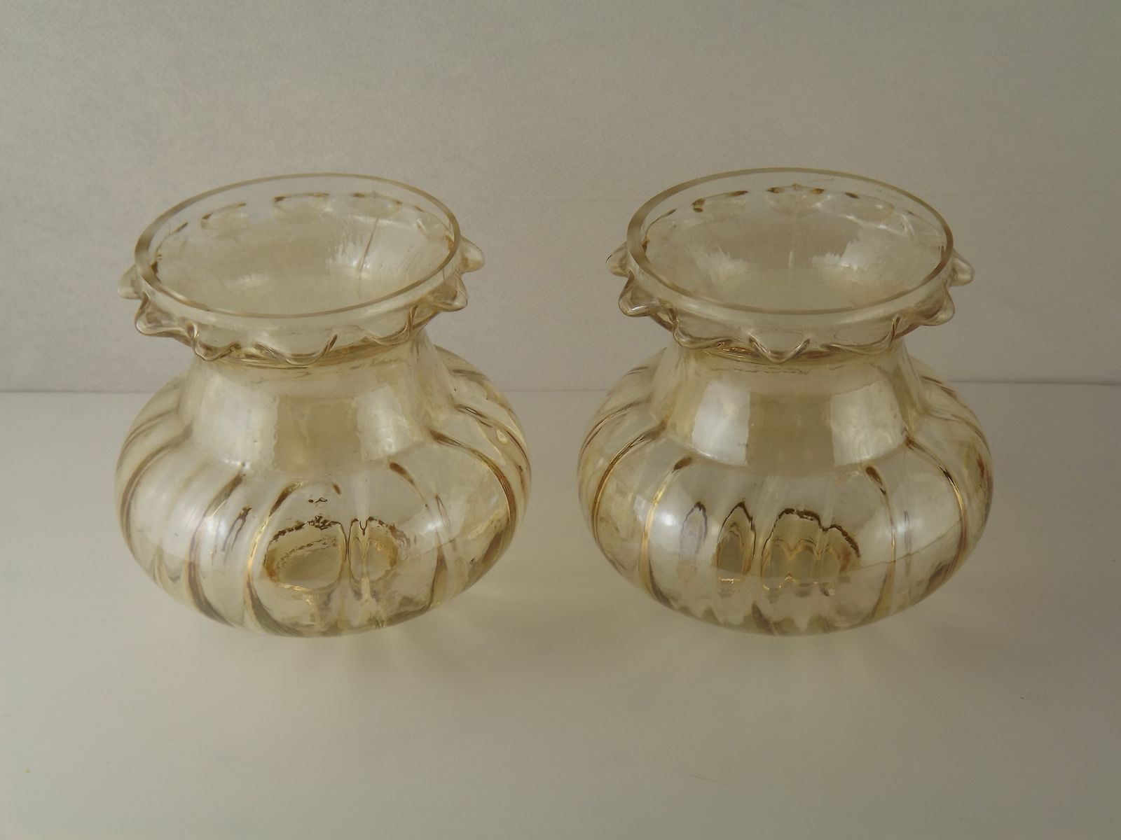 Paire assortie de tulipes de remplacement en verre bullé ambré, mid-century photo vinterior