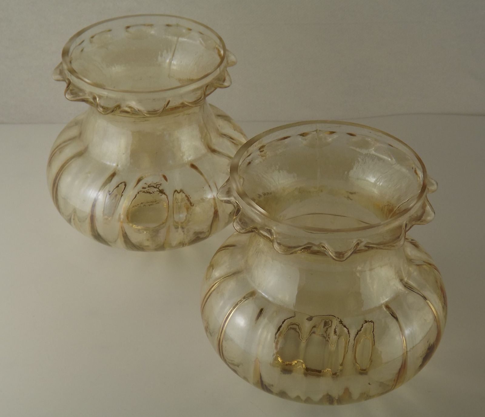 68.0 Paire assortie de tulipes de remplacement en verre bullé ambré, mid-century photo