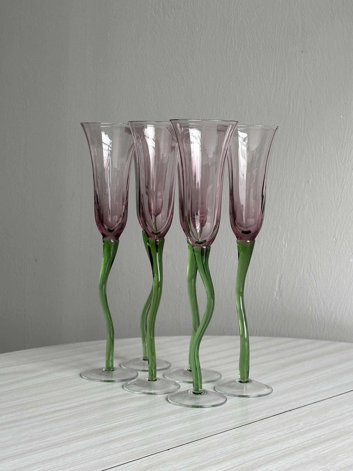 Set van 6 champagneglazen van geblazen glas, groen gedraaide voet, doorschijnend roze tulpvorm, unieke en elegante tafeldecoratie, cadeau photo vintage