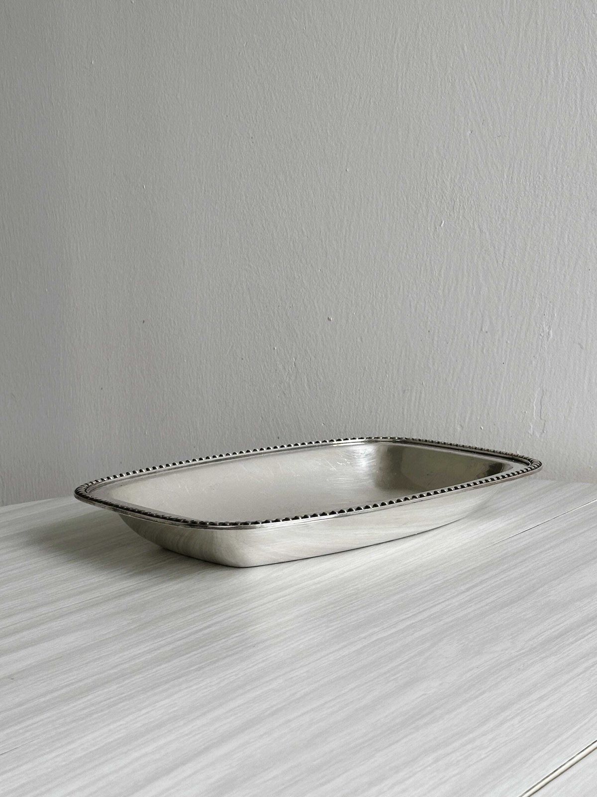 Plat rectangulaire en métal argenté, plat de service vintage pour buffet ou dîner, art de la table chic et raffiné