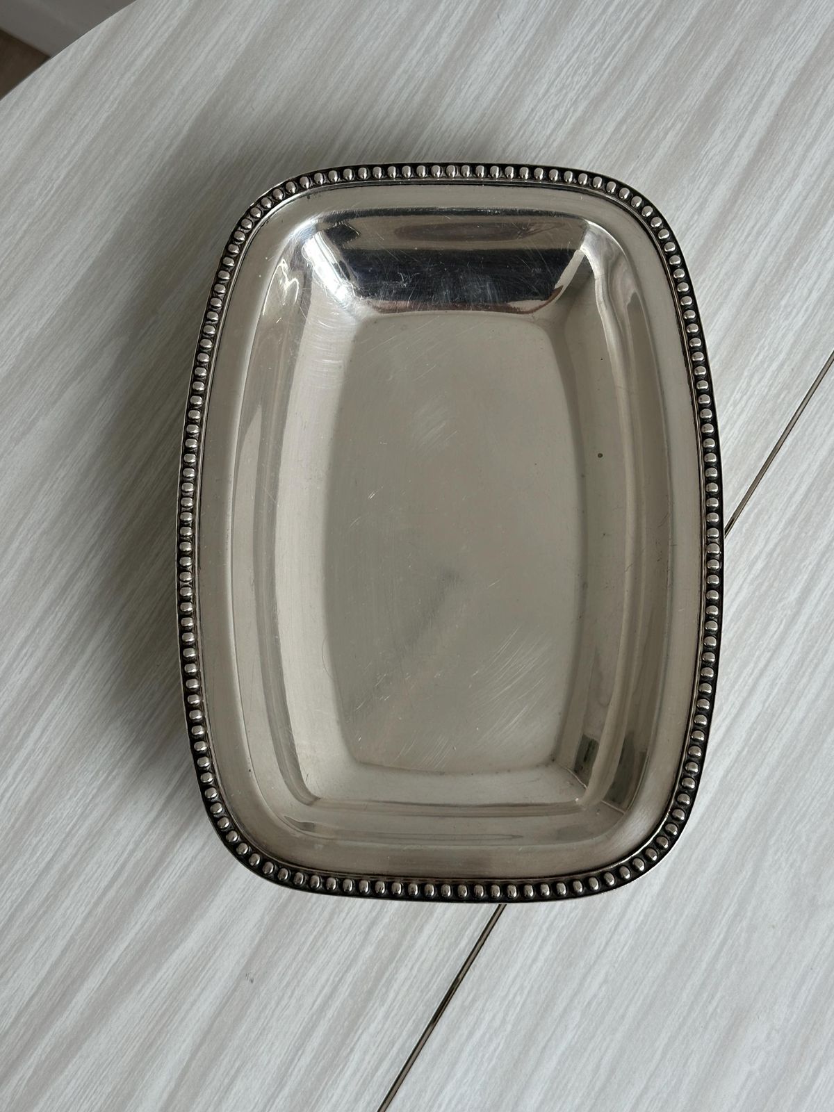 Plat rectangulaire en métal argenté, plat de service vintage pour buffet ou dîner, art de la table chic et raffiné photo for sale