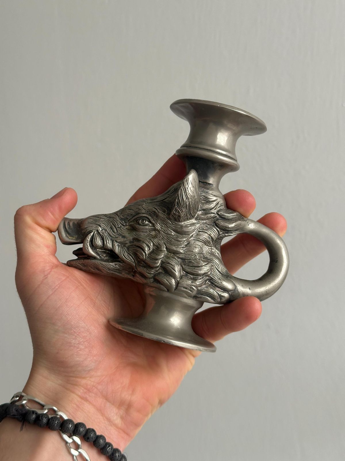 Paire de bougeoirs en métal à décor de sangliers, objets de table d'époque, décoration rustique, décor de cheminée photo vinterior