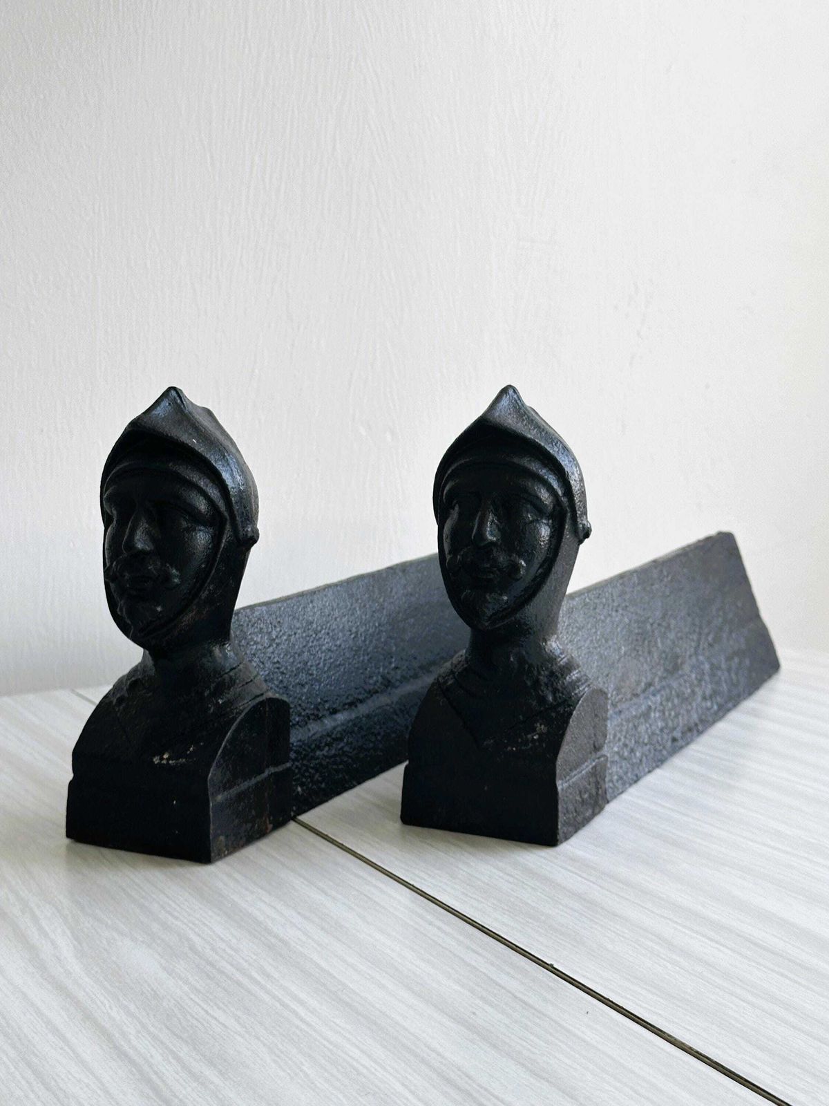 Paire de chenets d'époque en fonte, bustes militaires, XIXe siècle, accessoires de cheminée, décoration de maison de campagne, objet intemporel