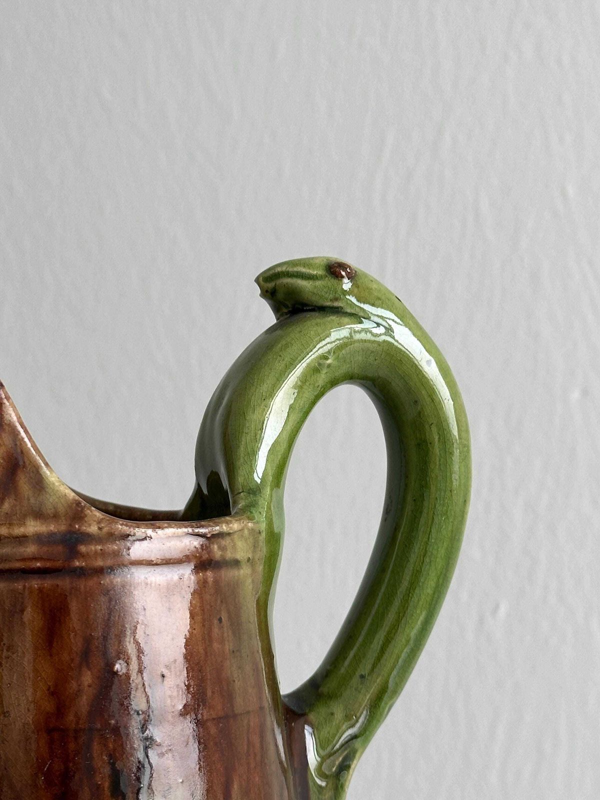 Pichet en céramique émaillée fait main, design unique avec anse en forme de serpent, finition verte et bleue, poterie artisanale photo vinterior